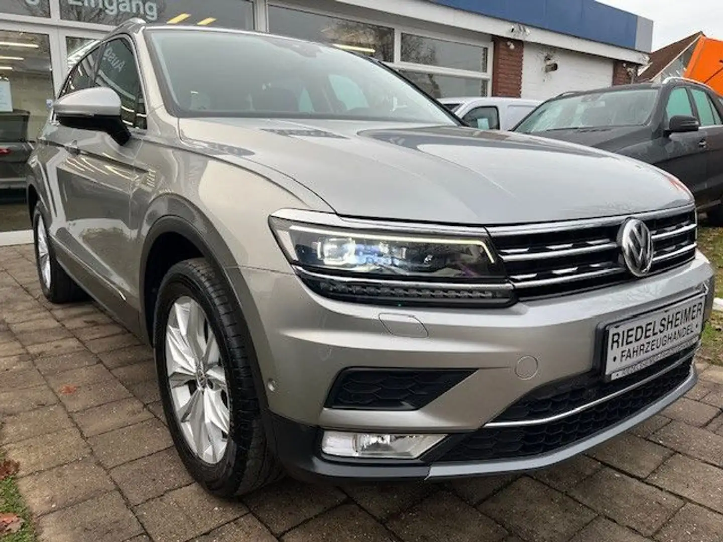 Volkswagen Tiguan High 2.0TDI 4M PANO LED NAV ACC AHK Silber - 1