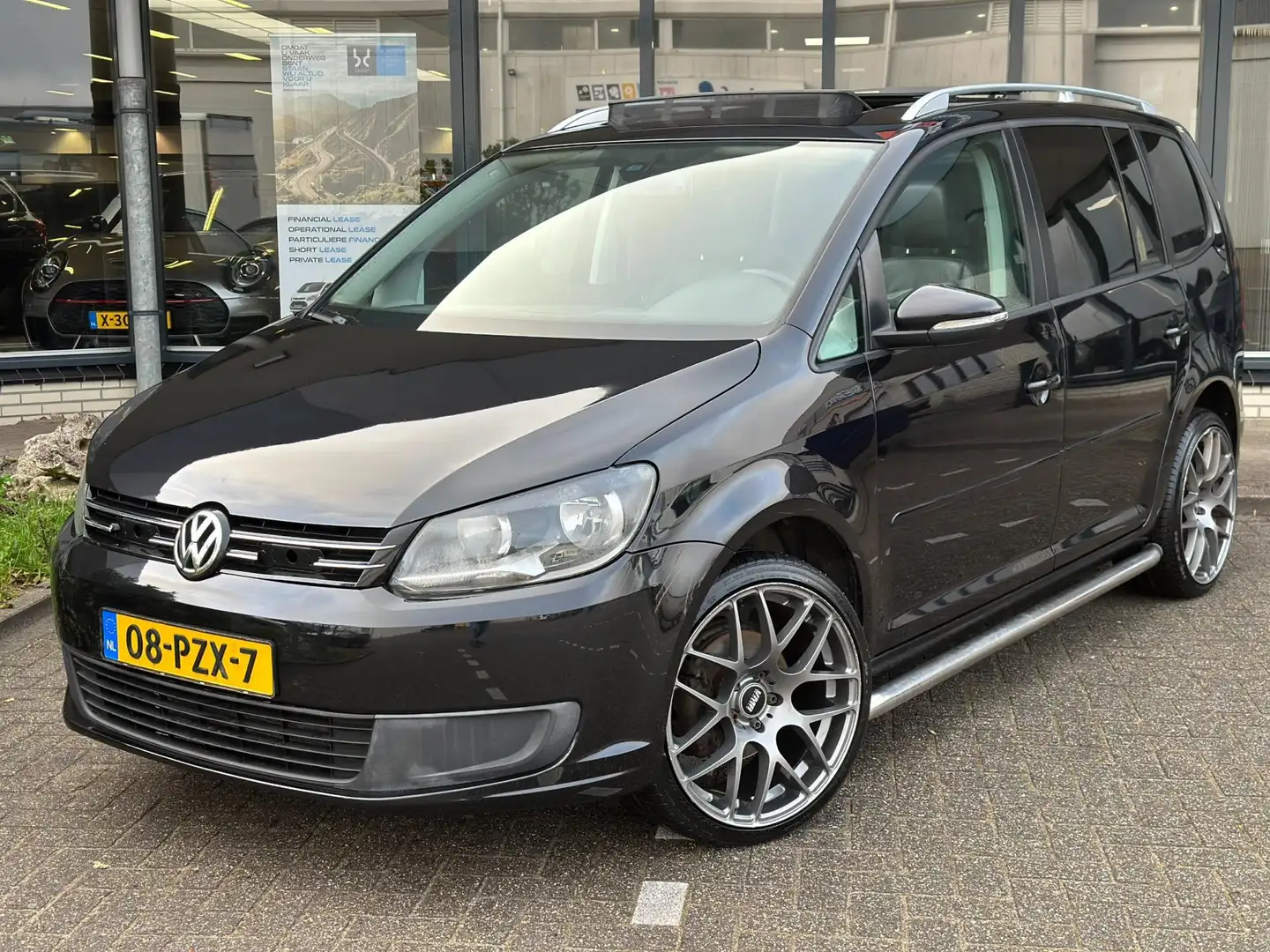 Volkswagen Touran 1.2 TSI BMT Highline PANO Schwarz - 1