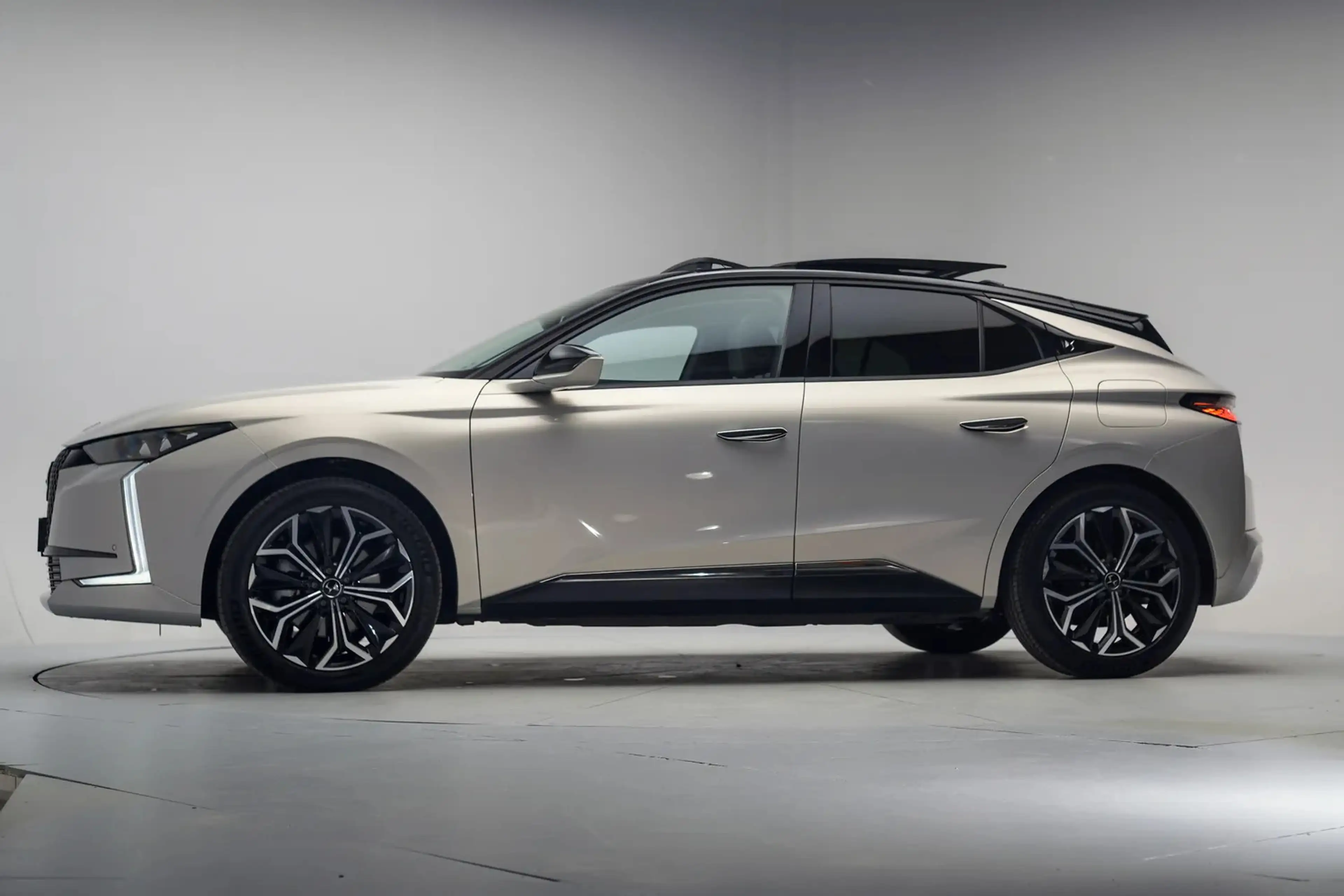 DS Automobiles DS 4 E-Tense Trocadero Aut. [ Panoramadak Camera Head-u — photo 2