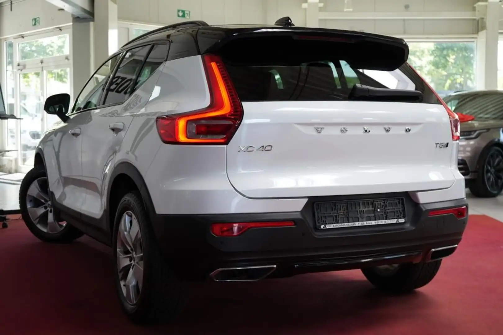Volvo XC40 Geartronic D4 R-Design *Pano*AHK*Virtual* Weiß - 2