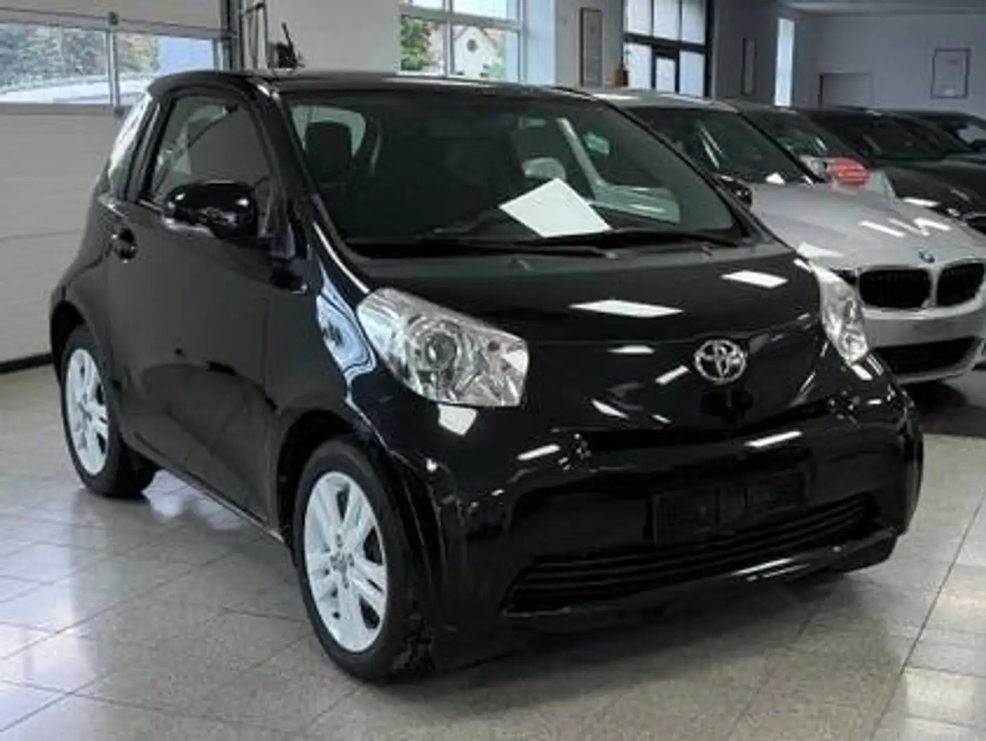 Toyota iQ Toyota IQ + 1,33-l-Dual-VVT-i Schwarz - 2