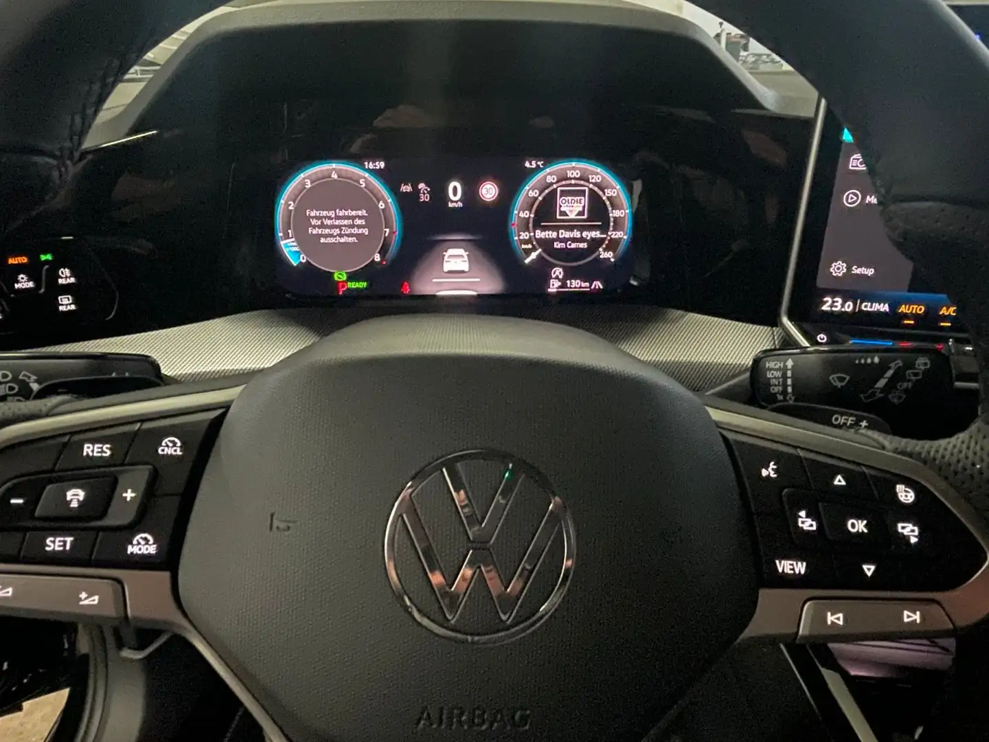 Volkswagen Golf 1.5 Var. eTSI DSG R-Line AHK/PANO/NAVI/18 Schwarz - 2