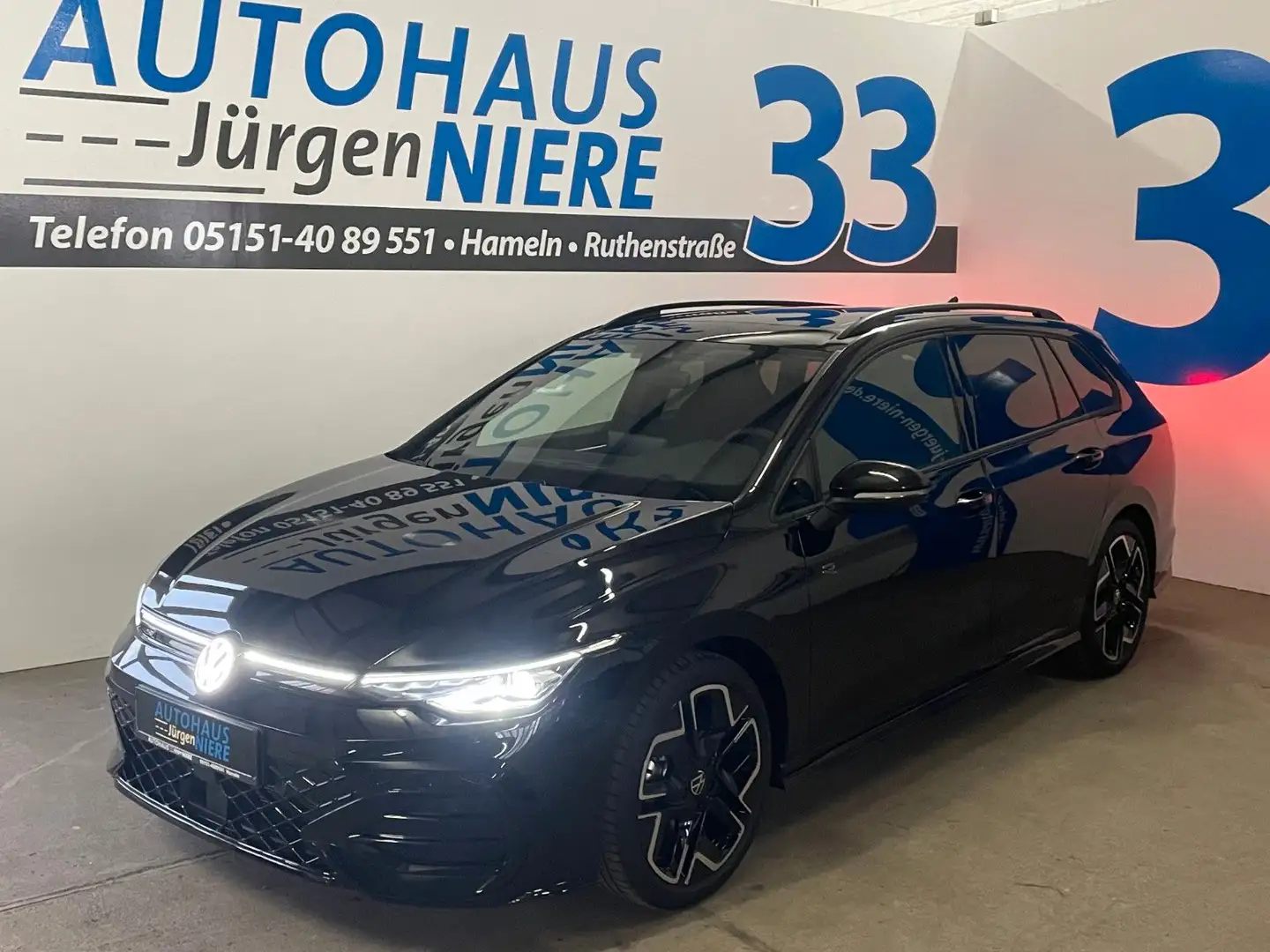 Volkswagen Golf 1.5 Var. eTSI DSG R-Line AHK/PANO/NAVI/18 Schwarz - 1