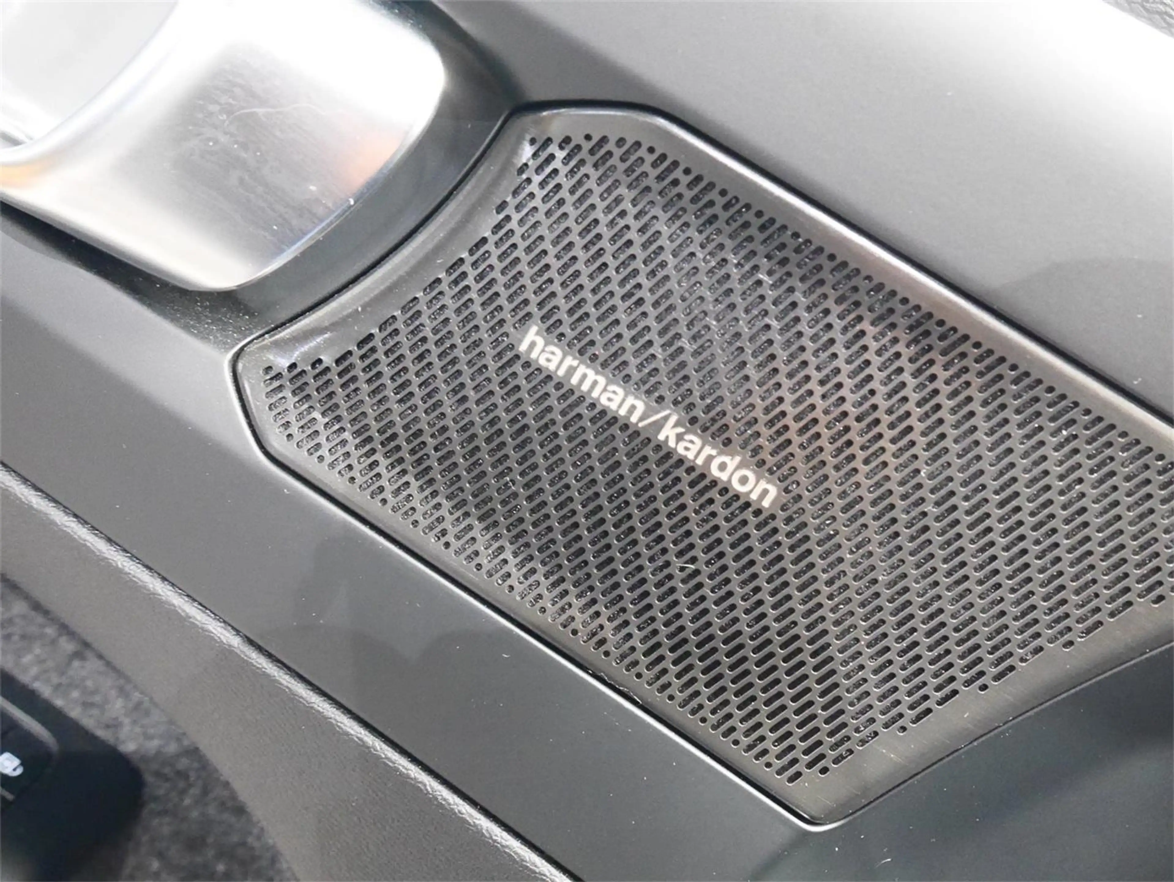 Volvo EX40 Extended Range Plus Black Edition — photo 10