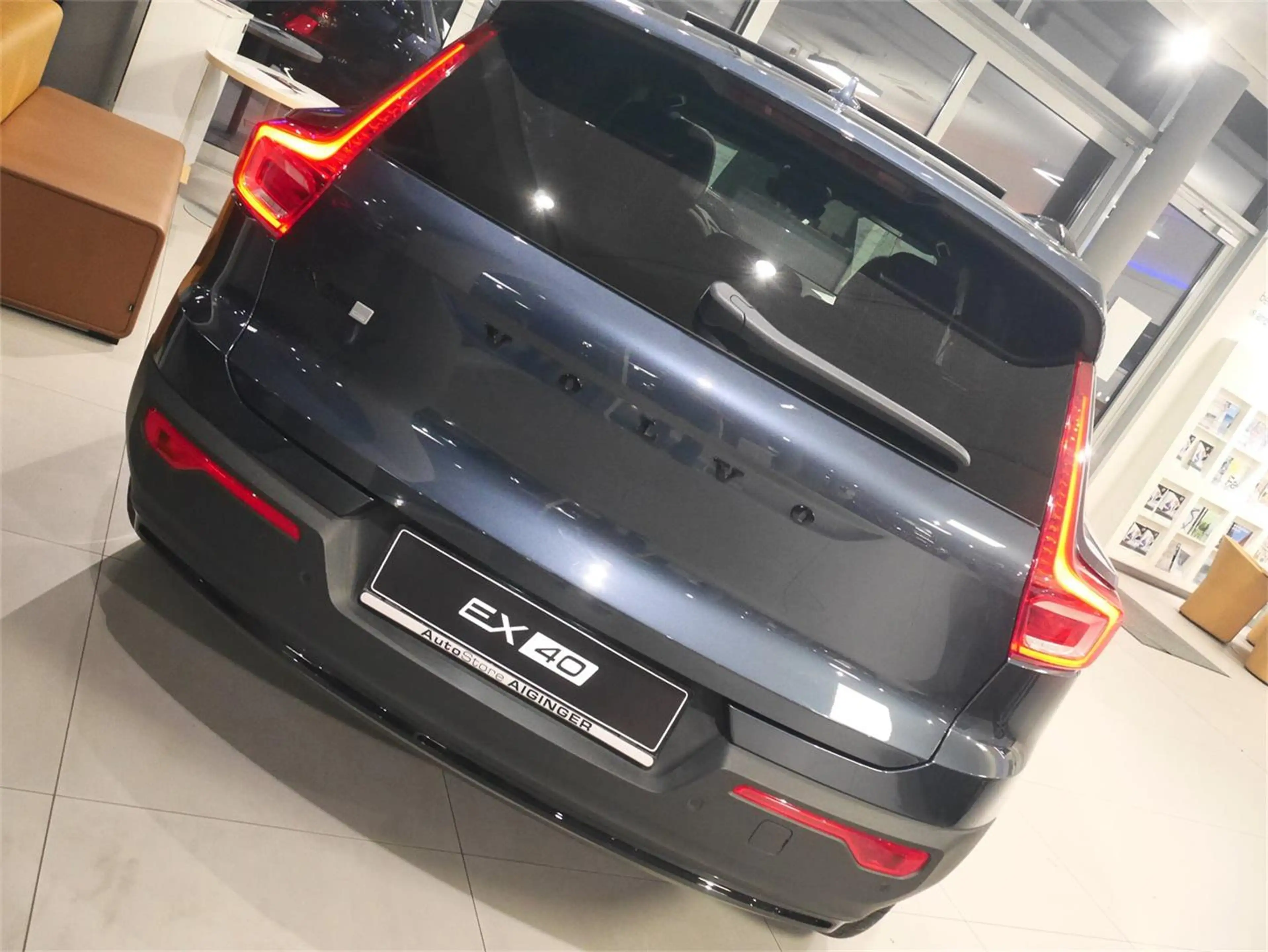 Volvo EX40 Extended Range Plus Black Edition — photo 5