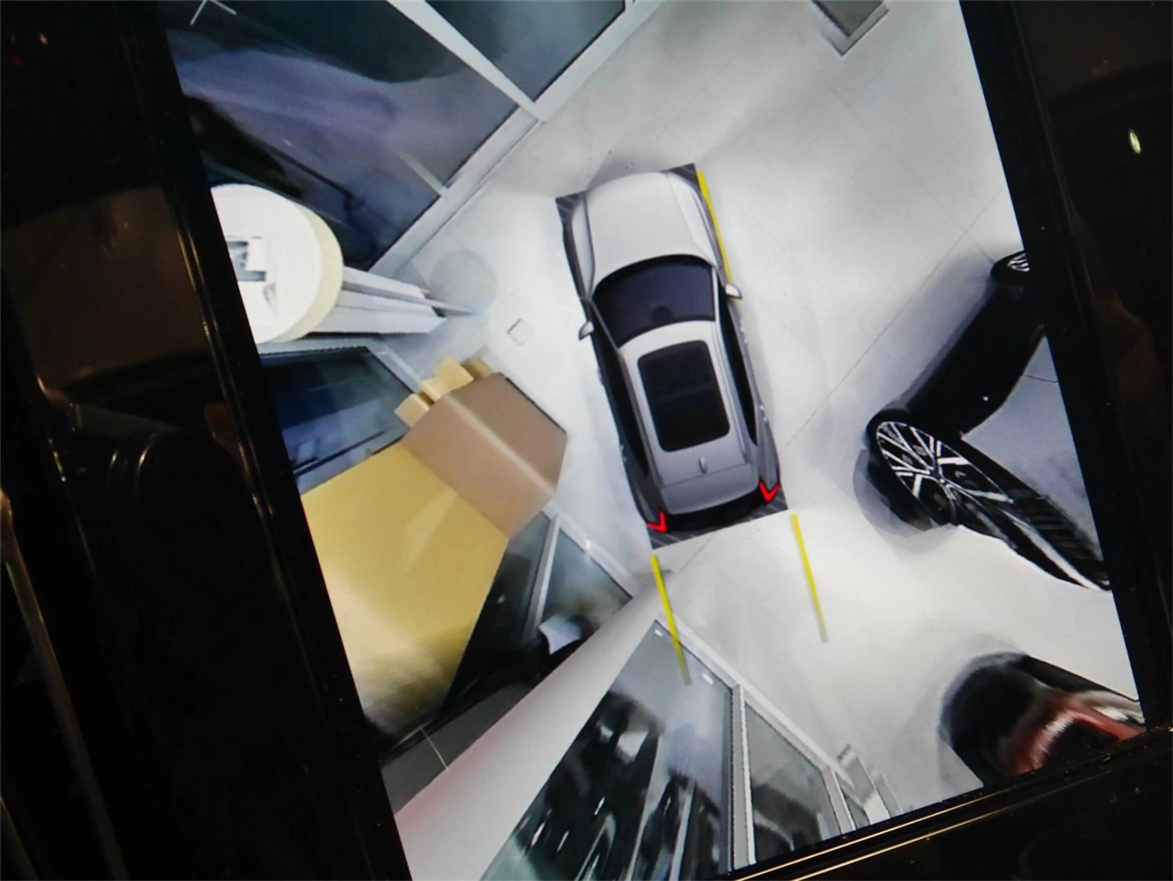 Volvo EX40 Extended Range Plus Black Edition — photo 12
