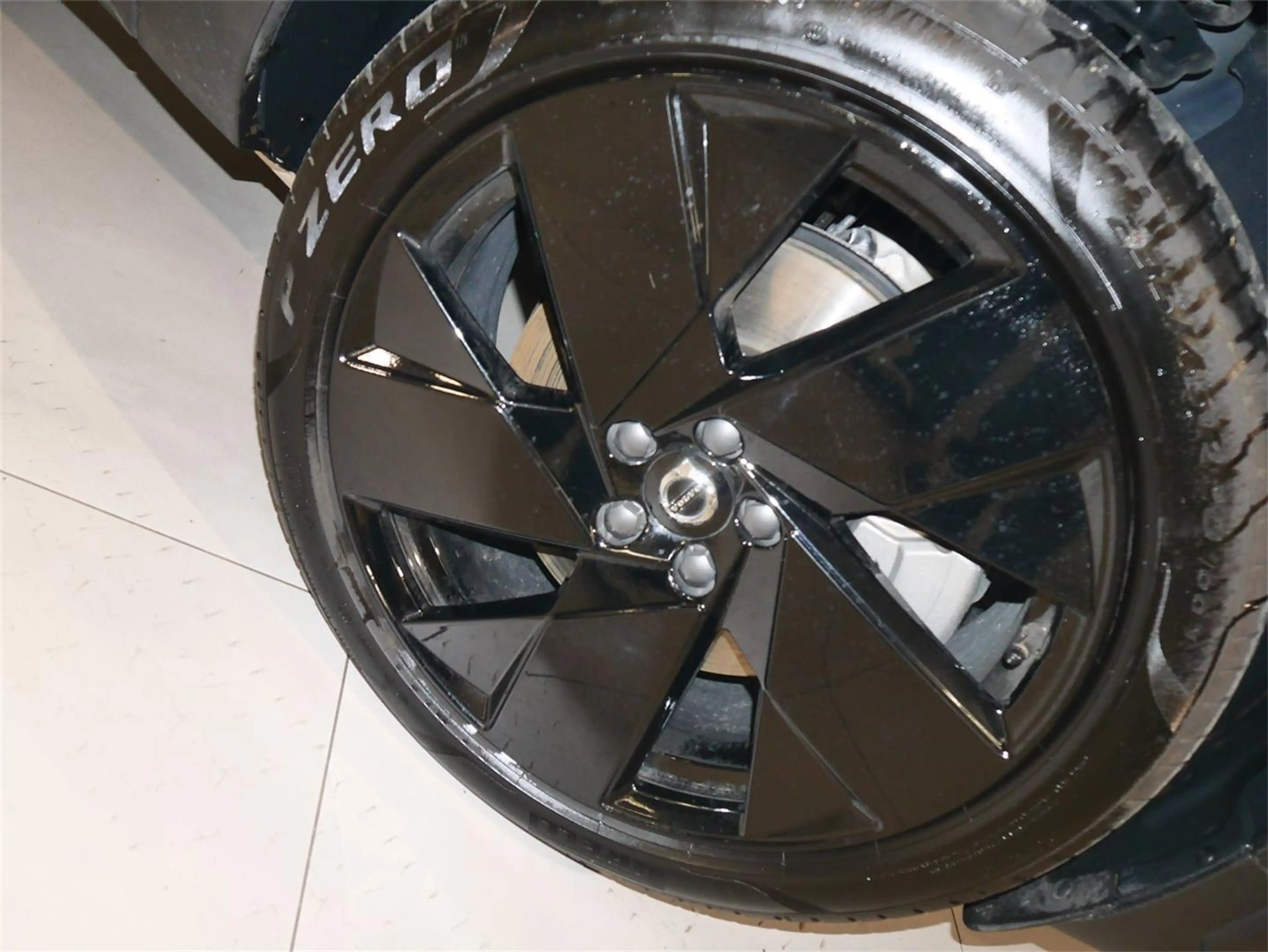 Volvo EX40 Extended Range Plus Black Edition — photo 15