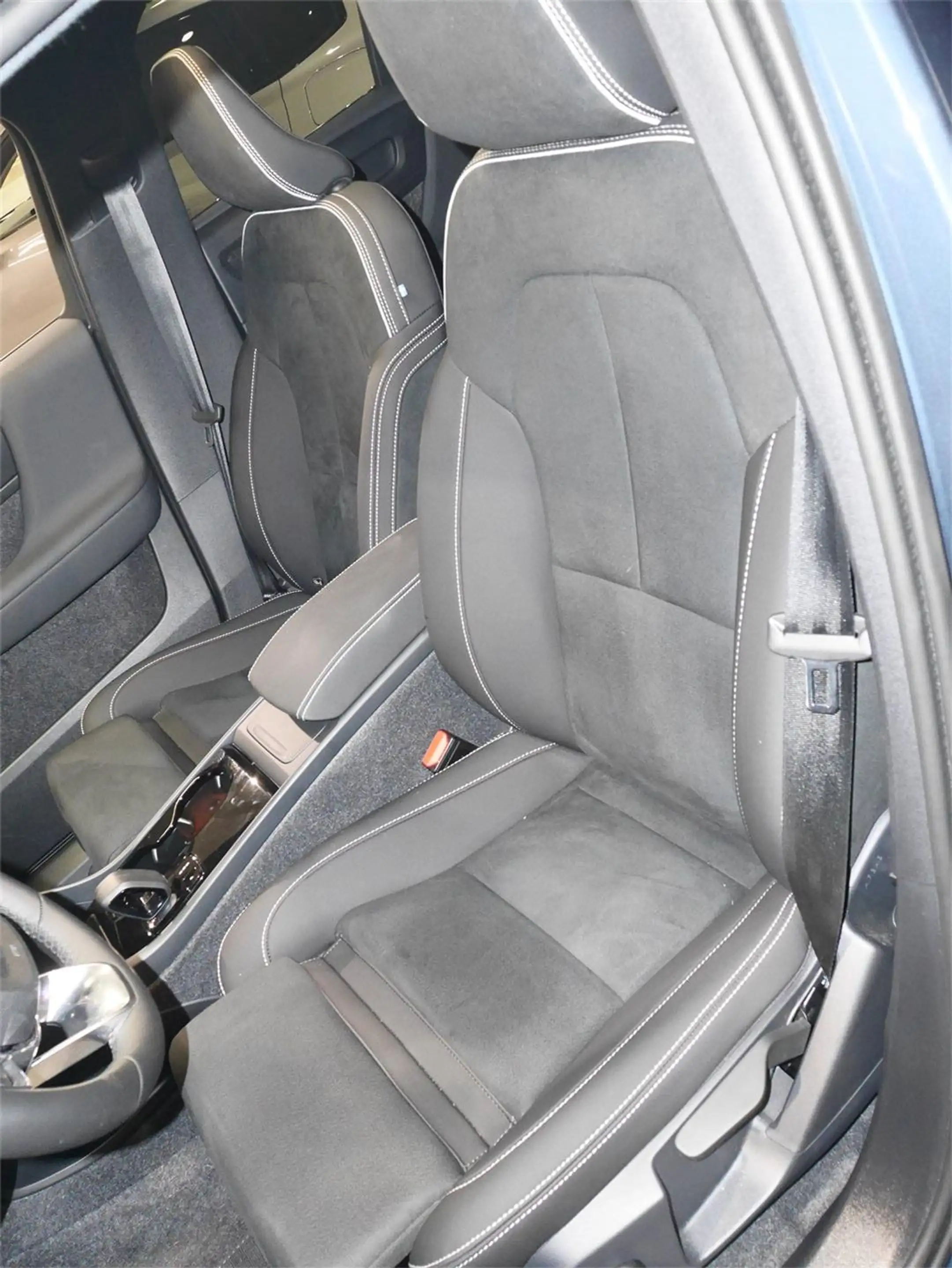Volvo EX40 Extended Range Plus Black Edition — photo 7