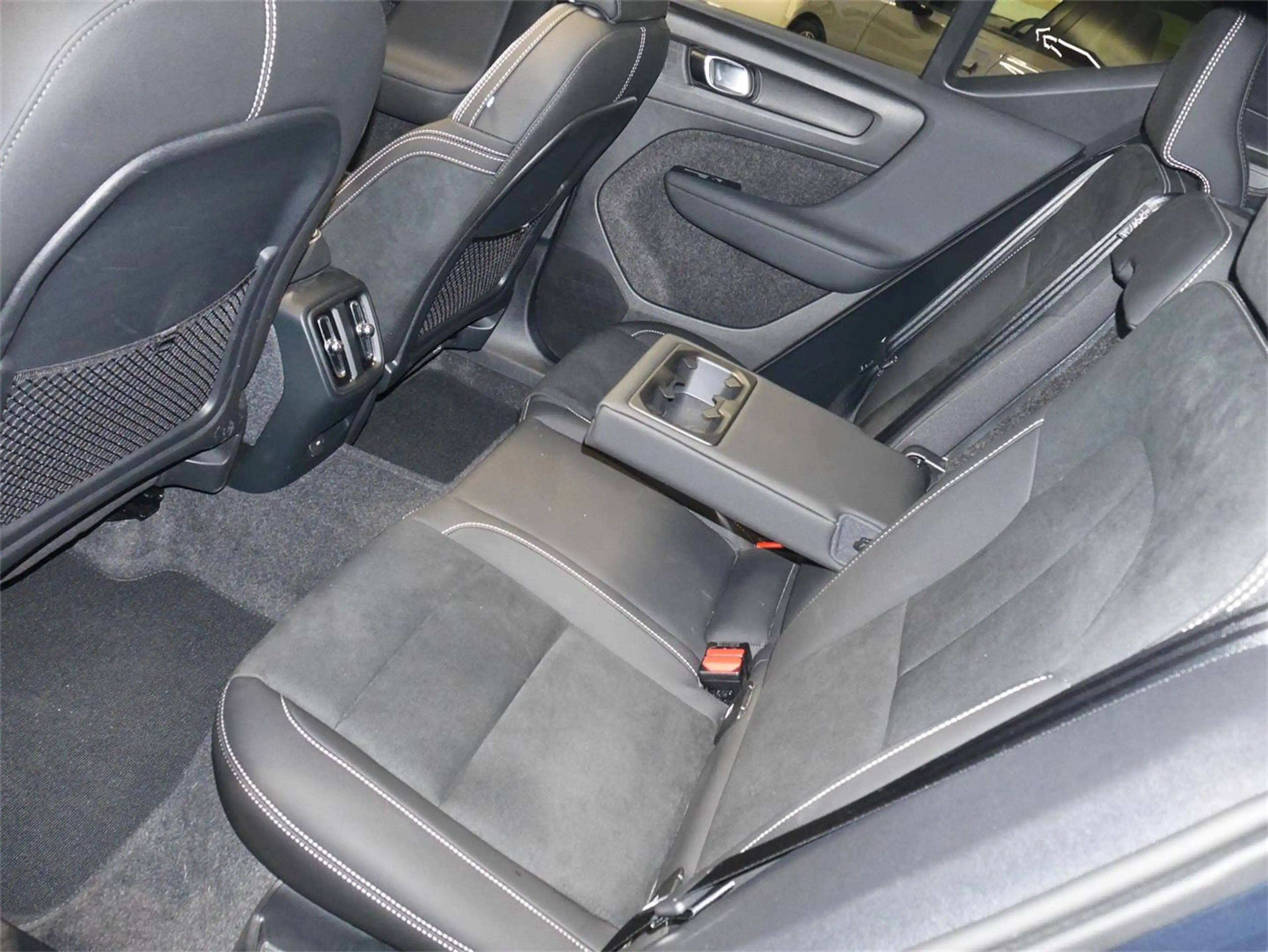 Volvo EX40 Extended Range Plus Black Edition — photo 8