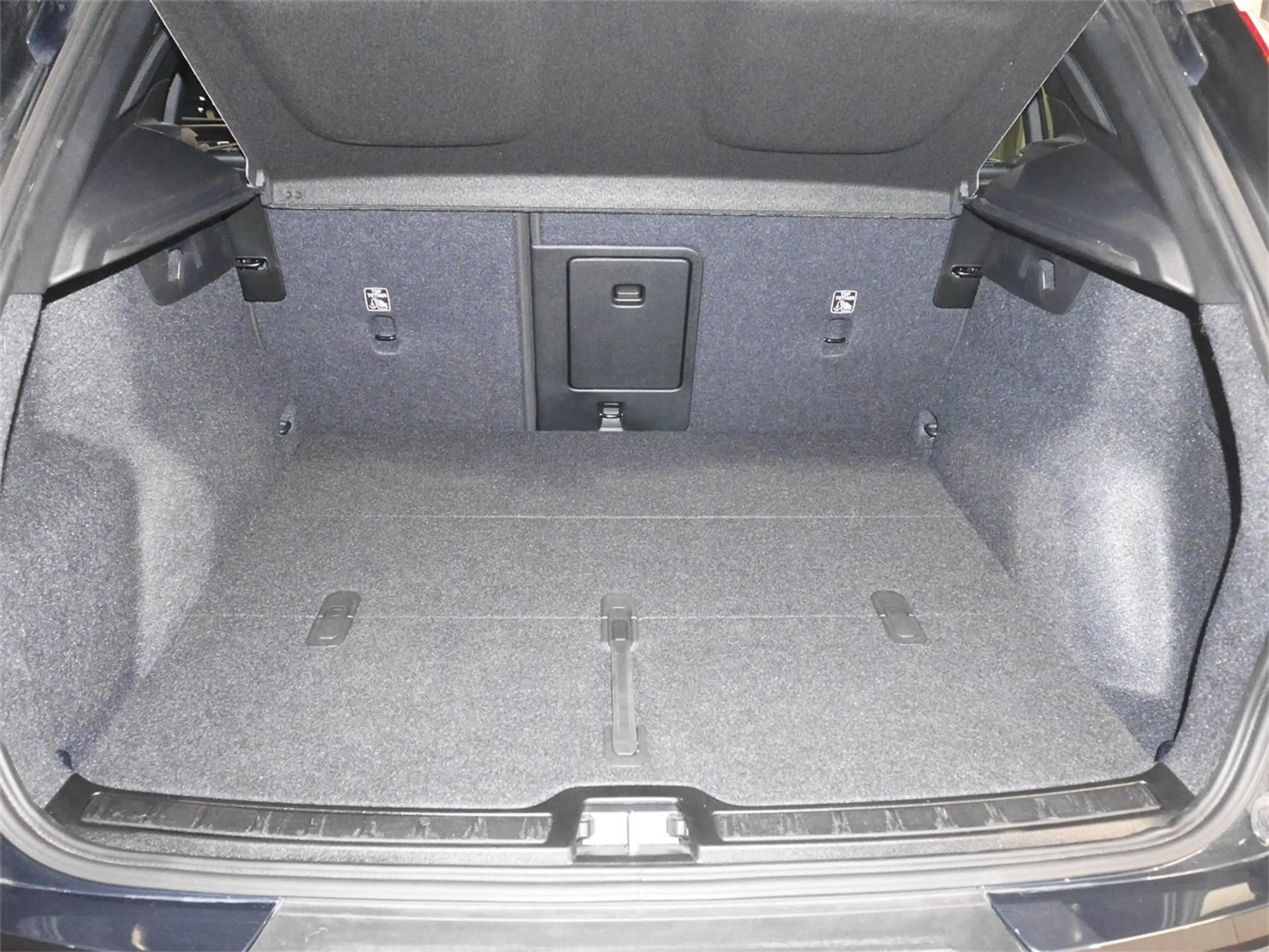 Volvo EX40 Extended Range Plus Black Edition — photo 9