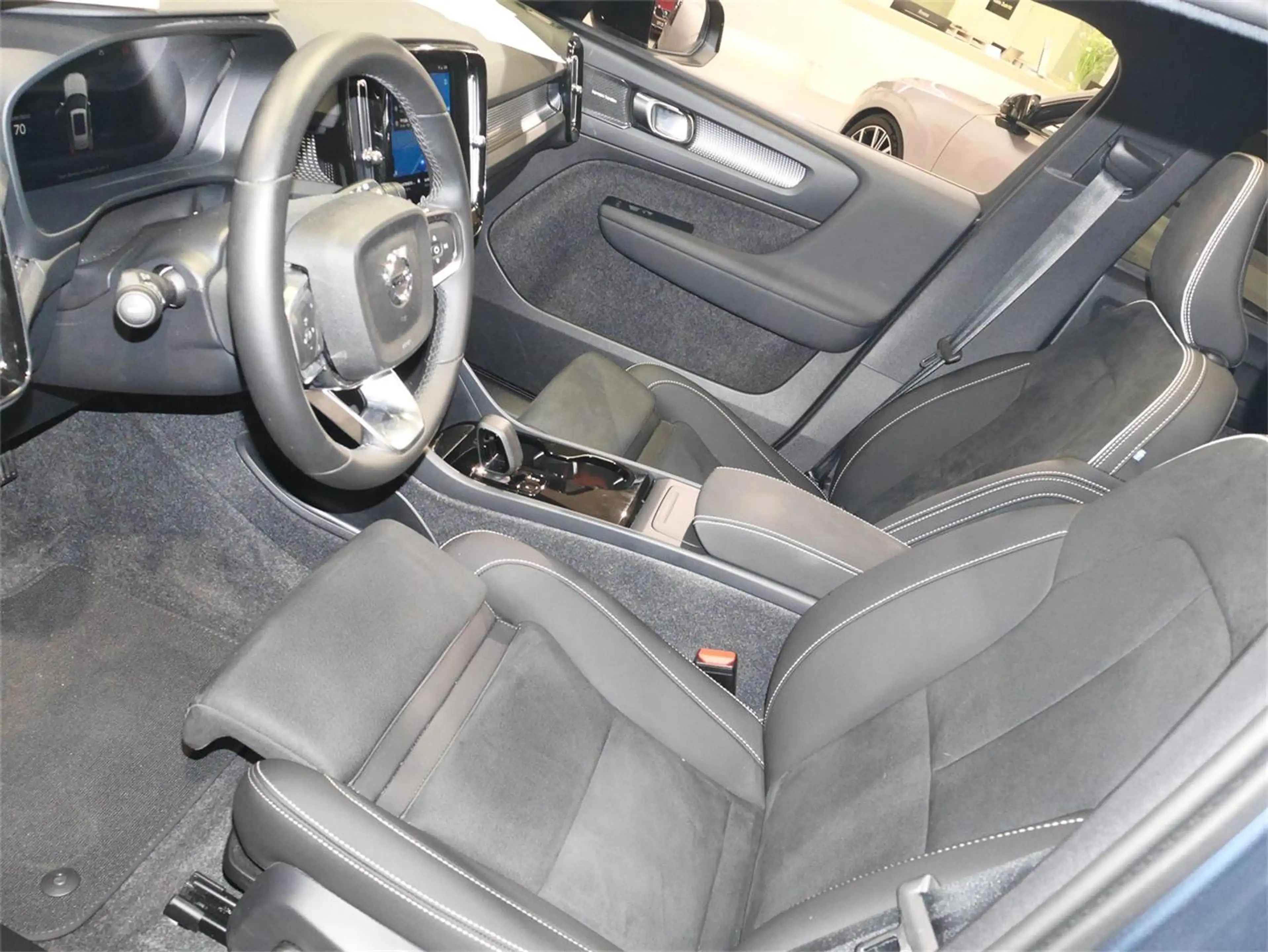 Volvo EX40 Extended Range Plus Black Edition — photo 6