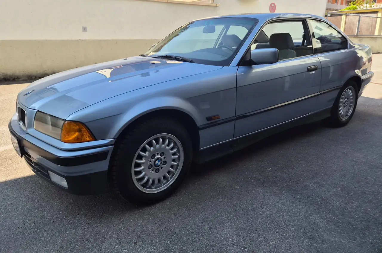 BMW 320i, foto 2