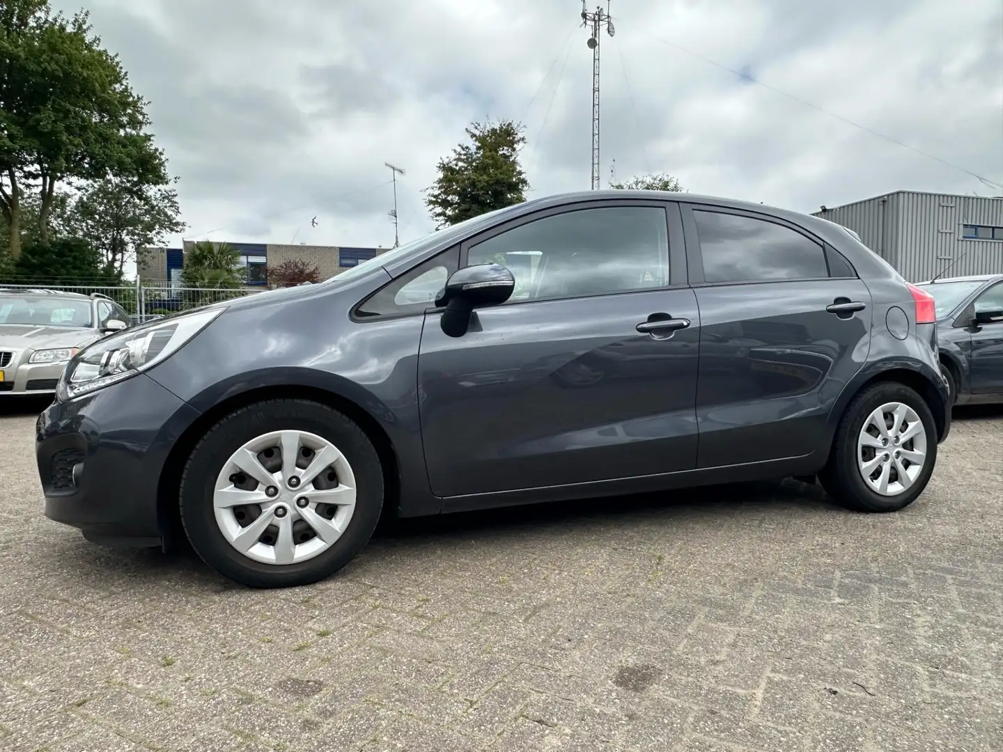 Kia Rio 1.2 CVVT Plus Pack Gris - 2