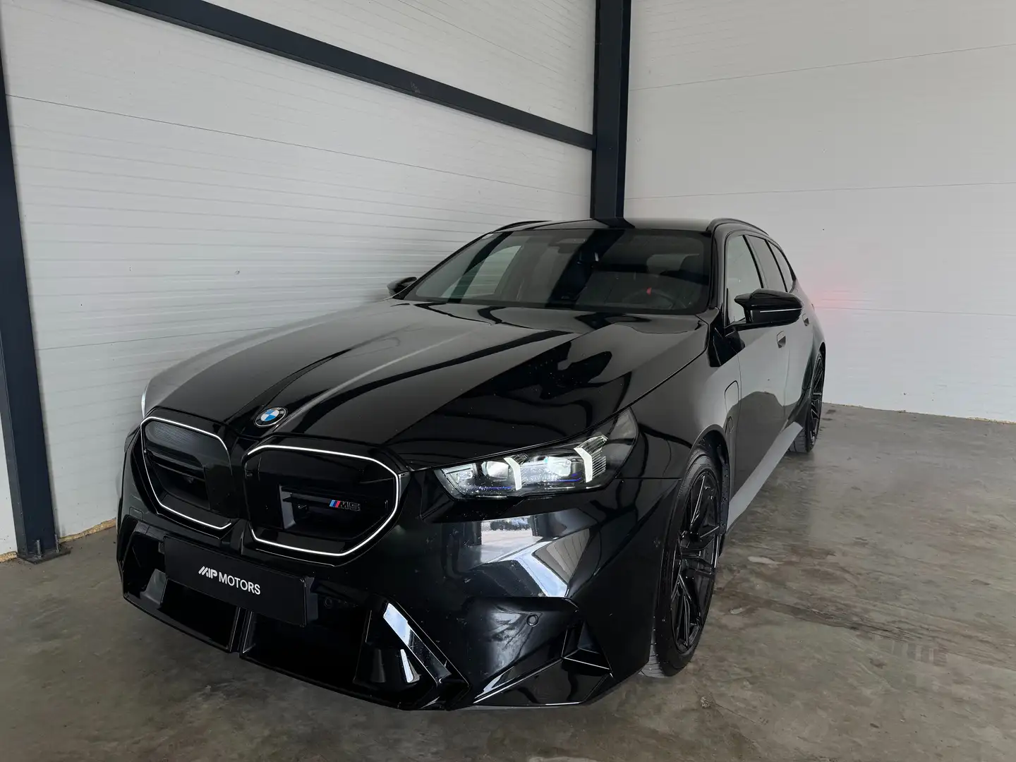 BMW M5 Touring PANO/HUD/AHK/INNO/SITZLÜFTUNG/ICONIC Noir - 1