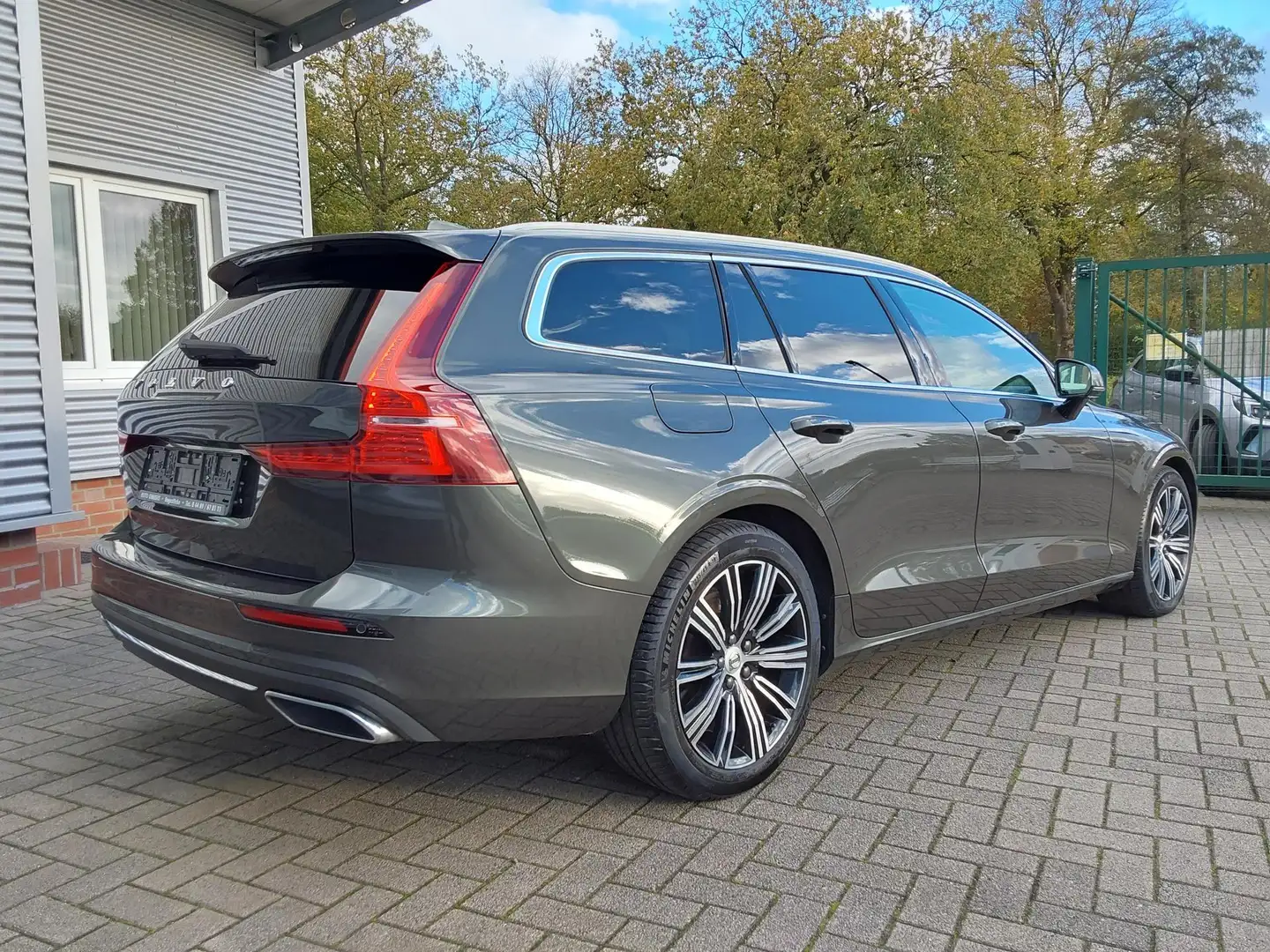 Volvo V60 T6 AWD Inscription ACC/APP/SHZ/LED/NAV/PDC/KAM ... Grau - 2