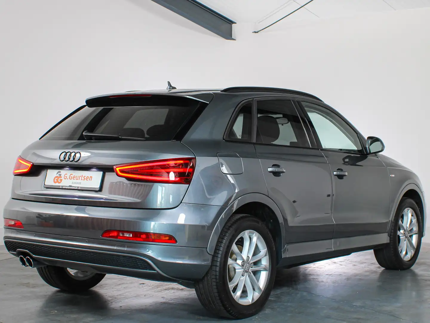 Audi Q3 1.4 TFSI S-line, Panoramadak, Navigatie, Xenon, Au Grijs - 2