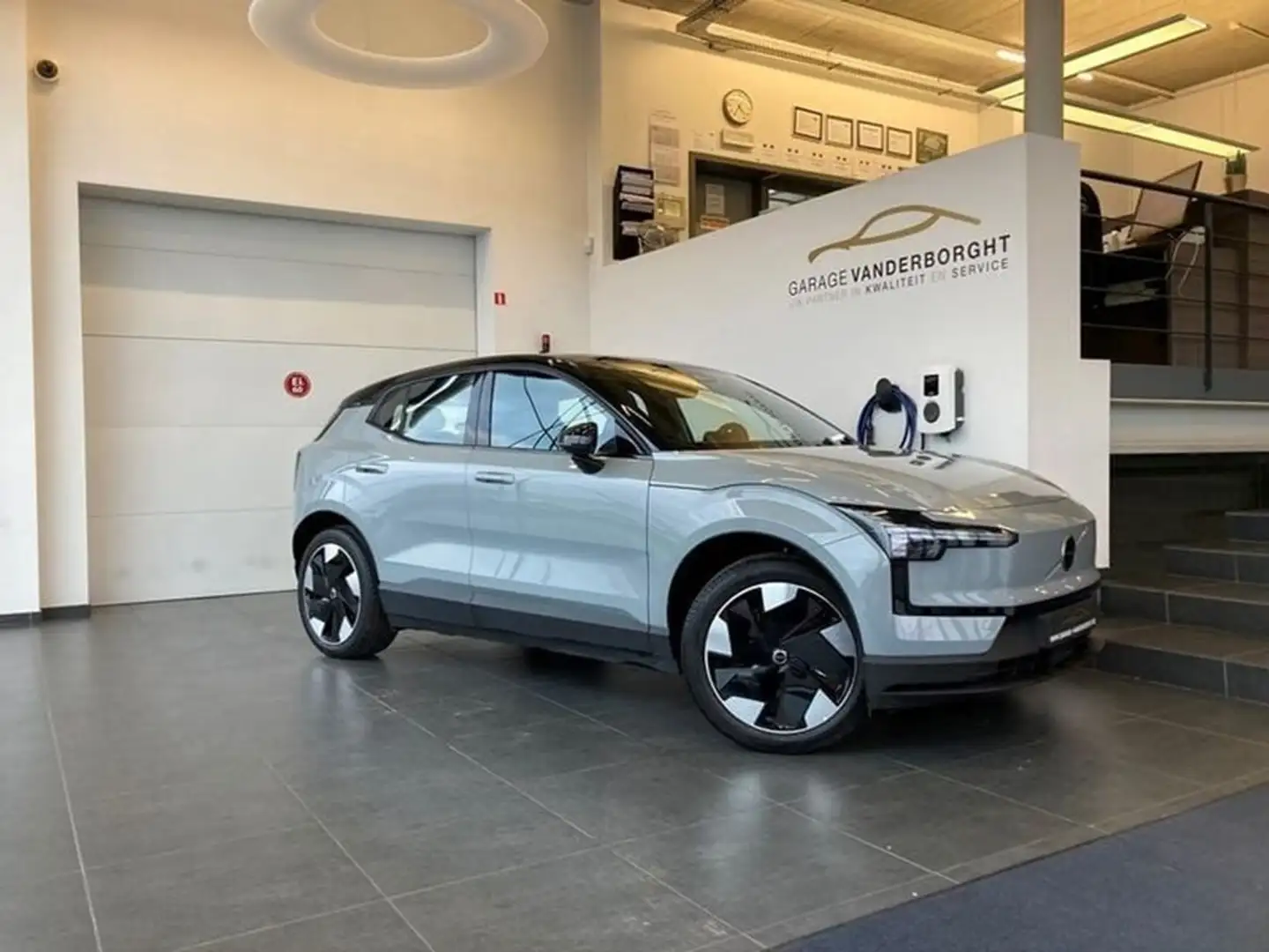 Volvo EX30 PLUS EXTENDED RANGE Gris - 1