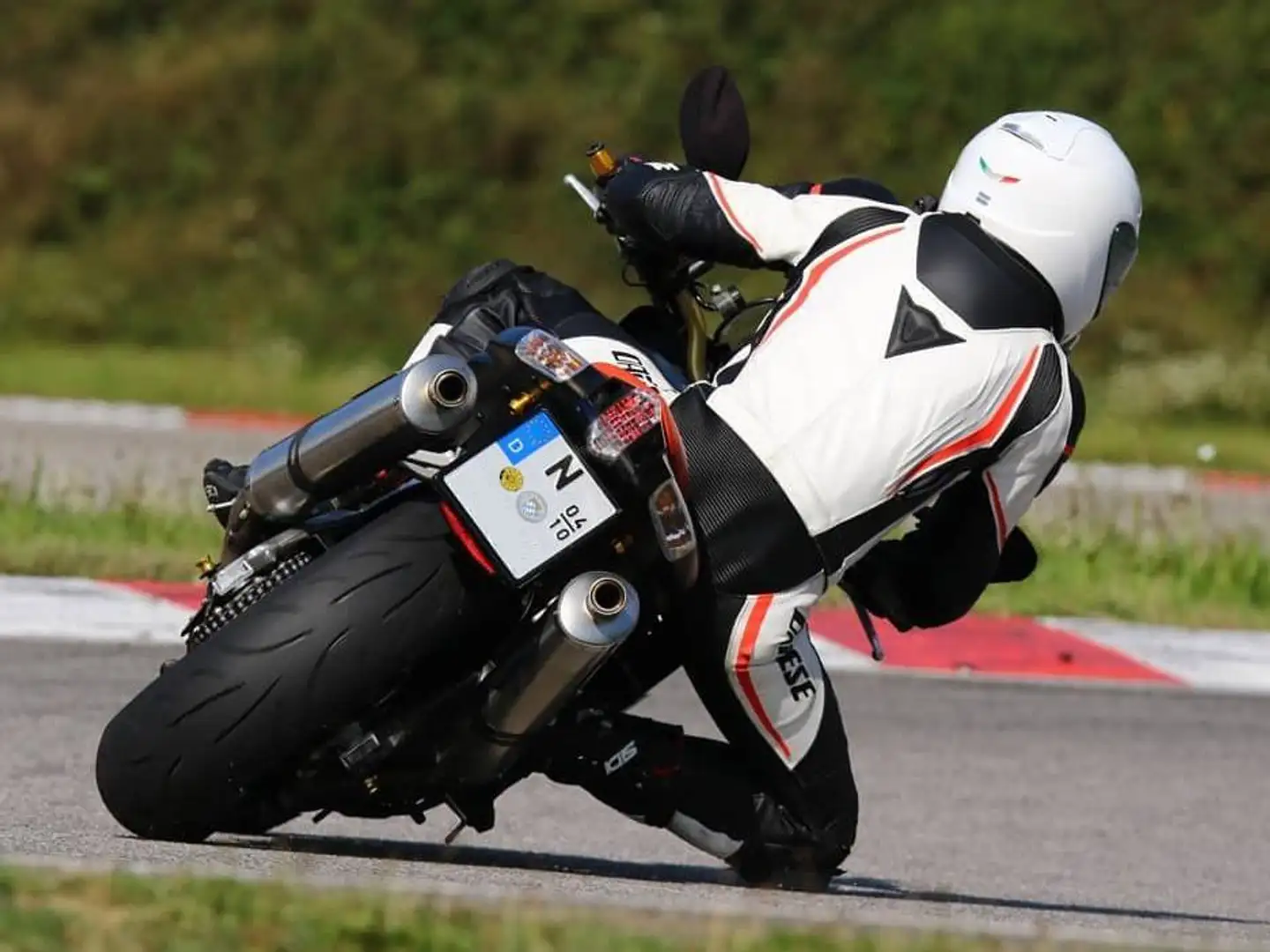 Aprilia RSV 1000 Tuono R Negru - 2