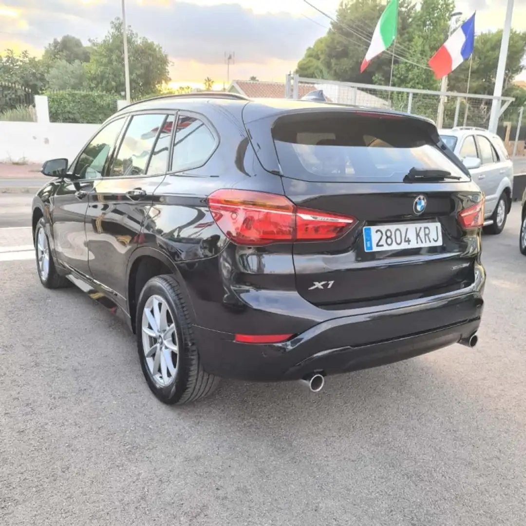 BMW X1 sDrive 18dA Schwarz - 2