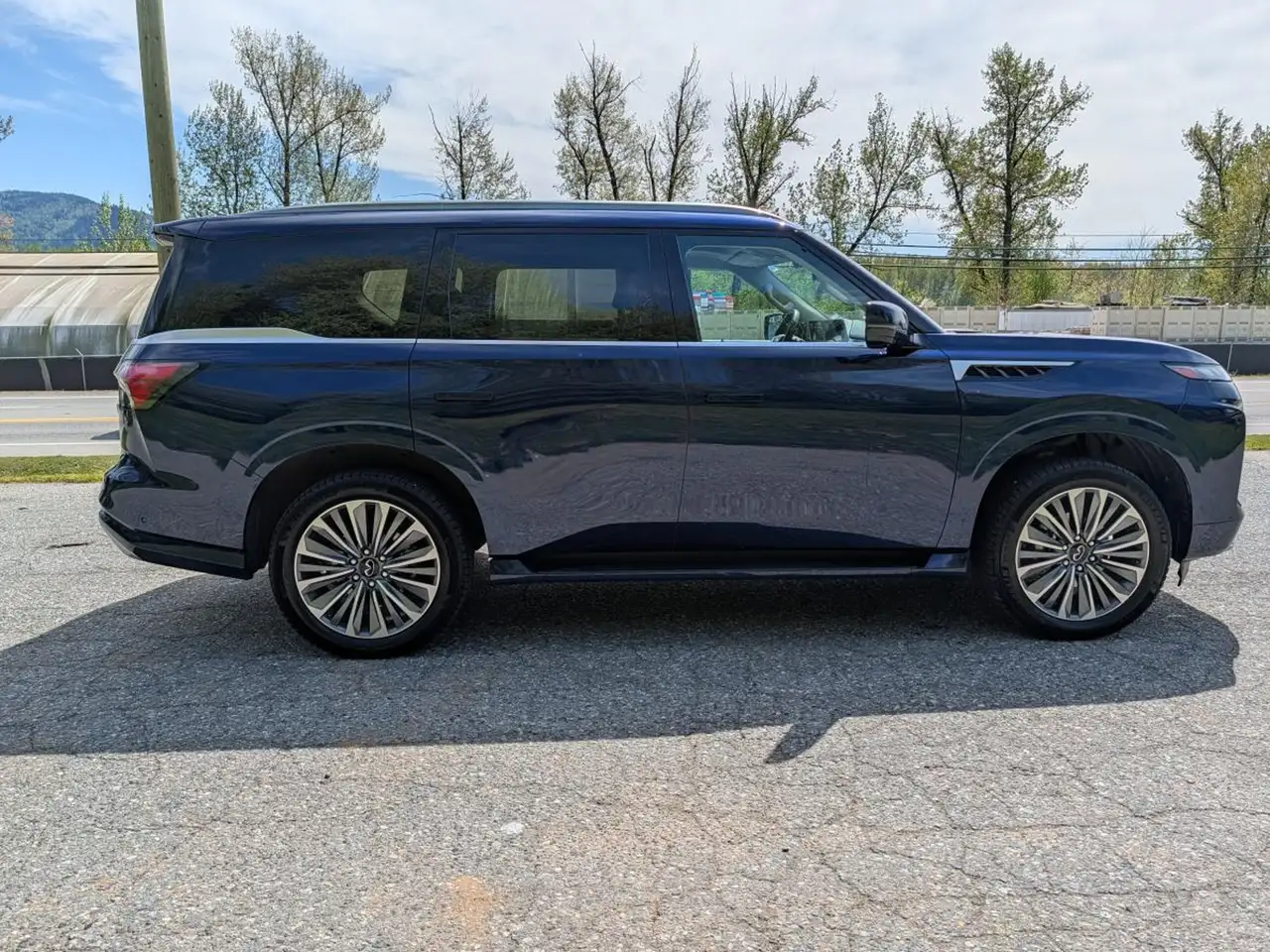 Infiniti QX80 снимка Infiniti QX80