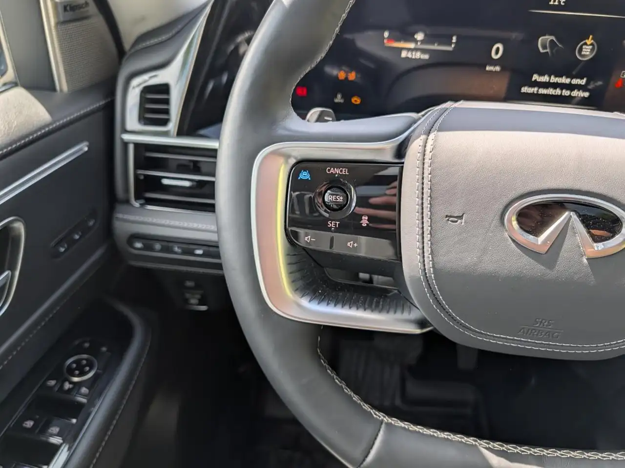 Infiniti QX80 снимка Infiniti QX80