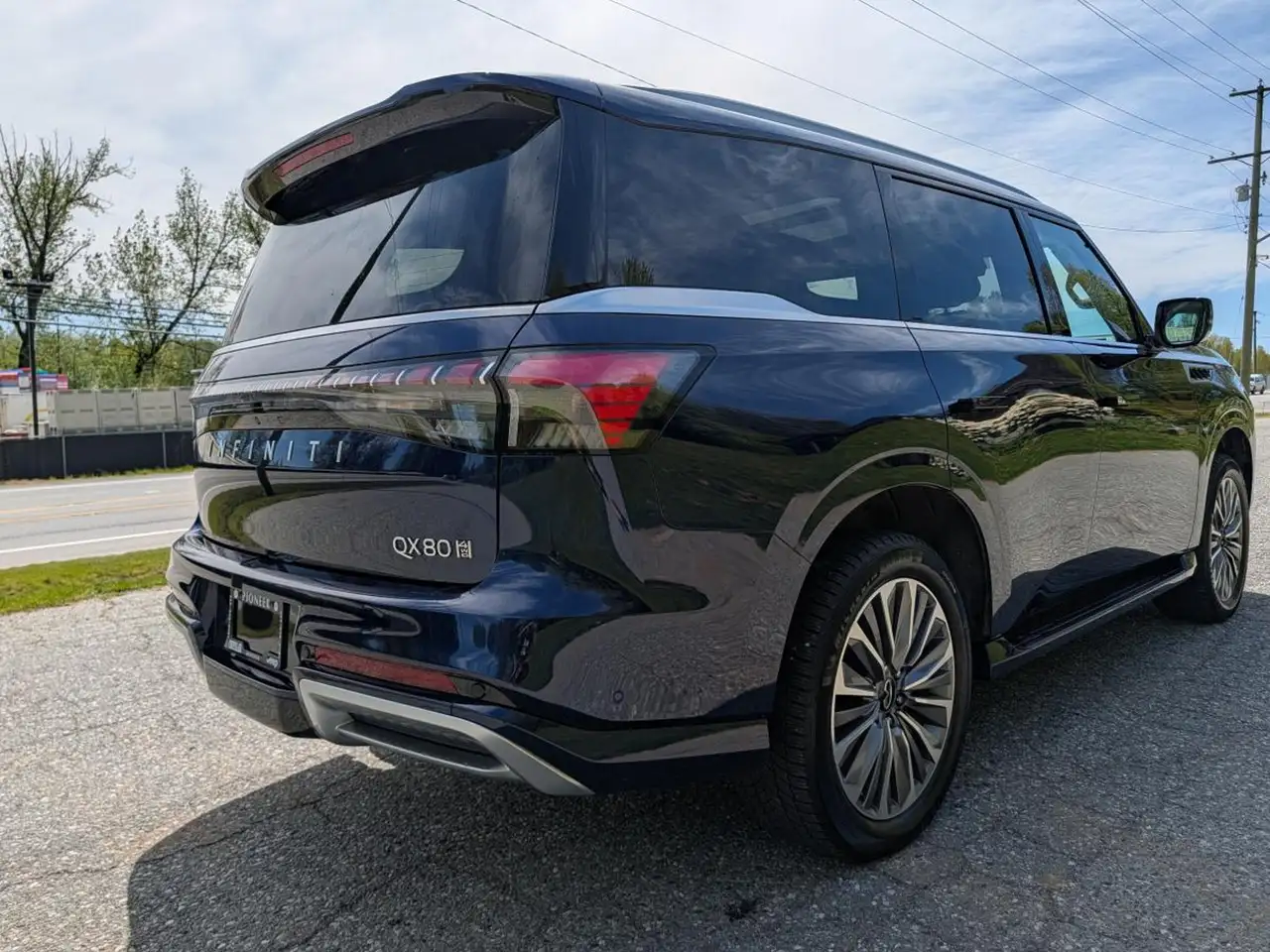 Infiniti QX80 снимка Infiniti QX80
