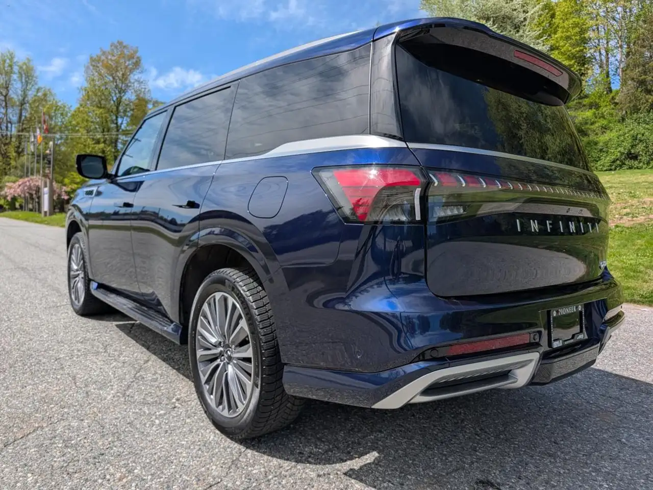 Infiniti QX80 снимка Infiniti QX80