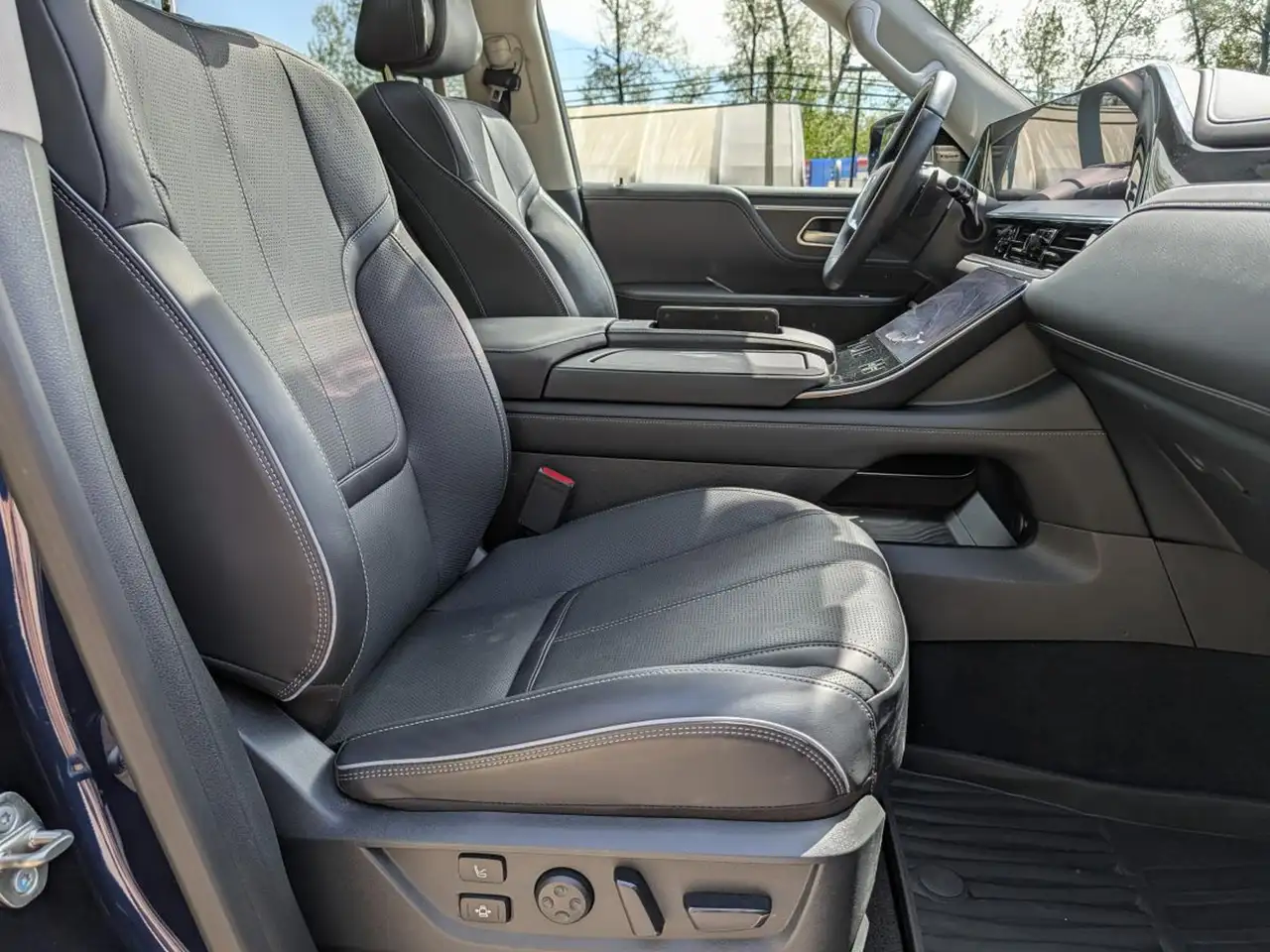 Infiniti QX80 снимка Infiniti QX80