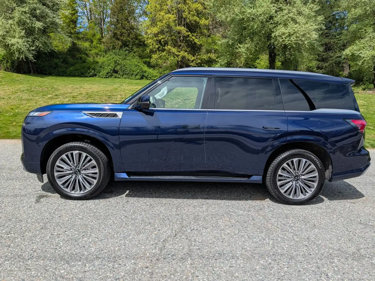 Infiniti QX80 снимка Infiniti QX80