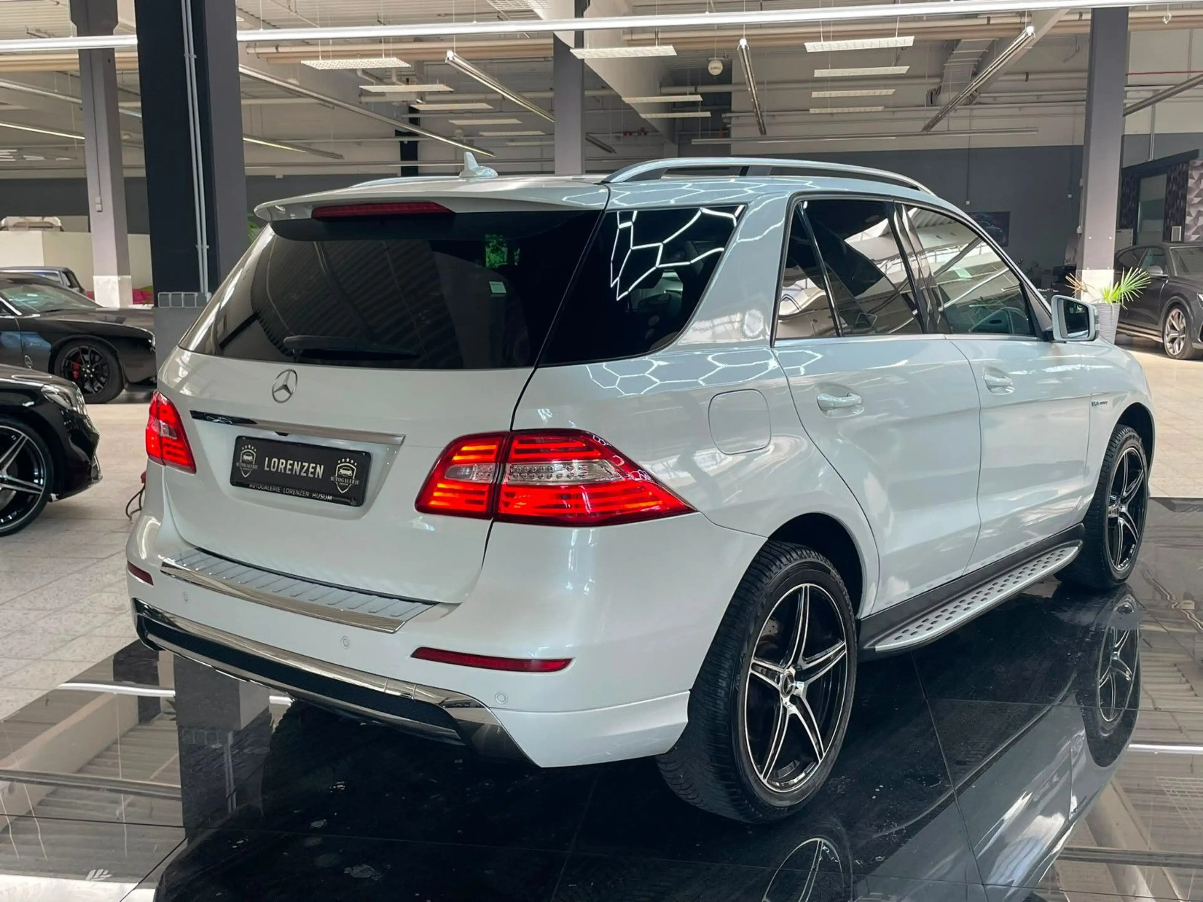 Mercedes-Benz ML 500 BlueEfficiency 4Matic V8 / AMG / Pano / — photo 9