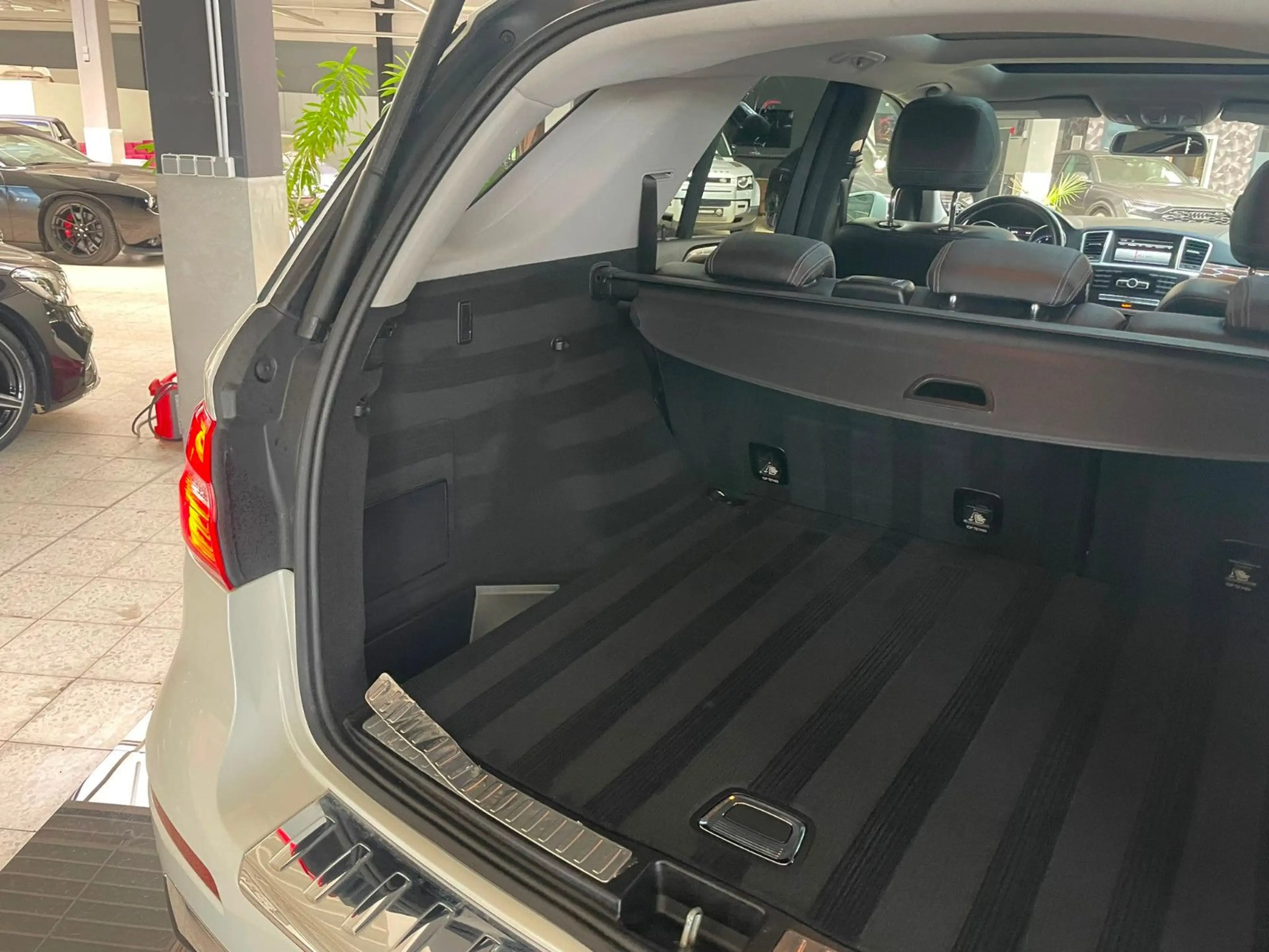 Mercedes-Benz ML 500 BlueEfficiency 4Matic V8 / AMG / Pano / — photo 10