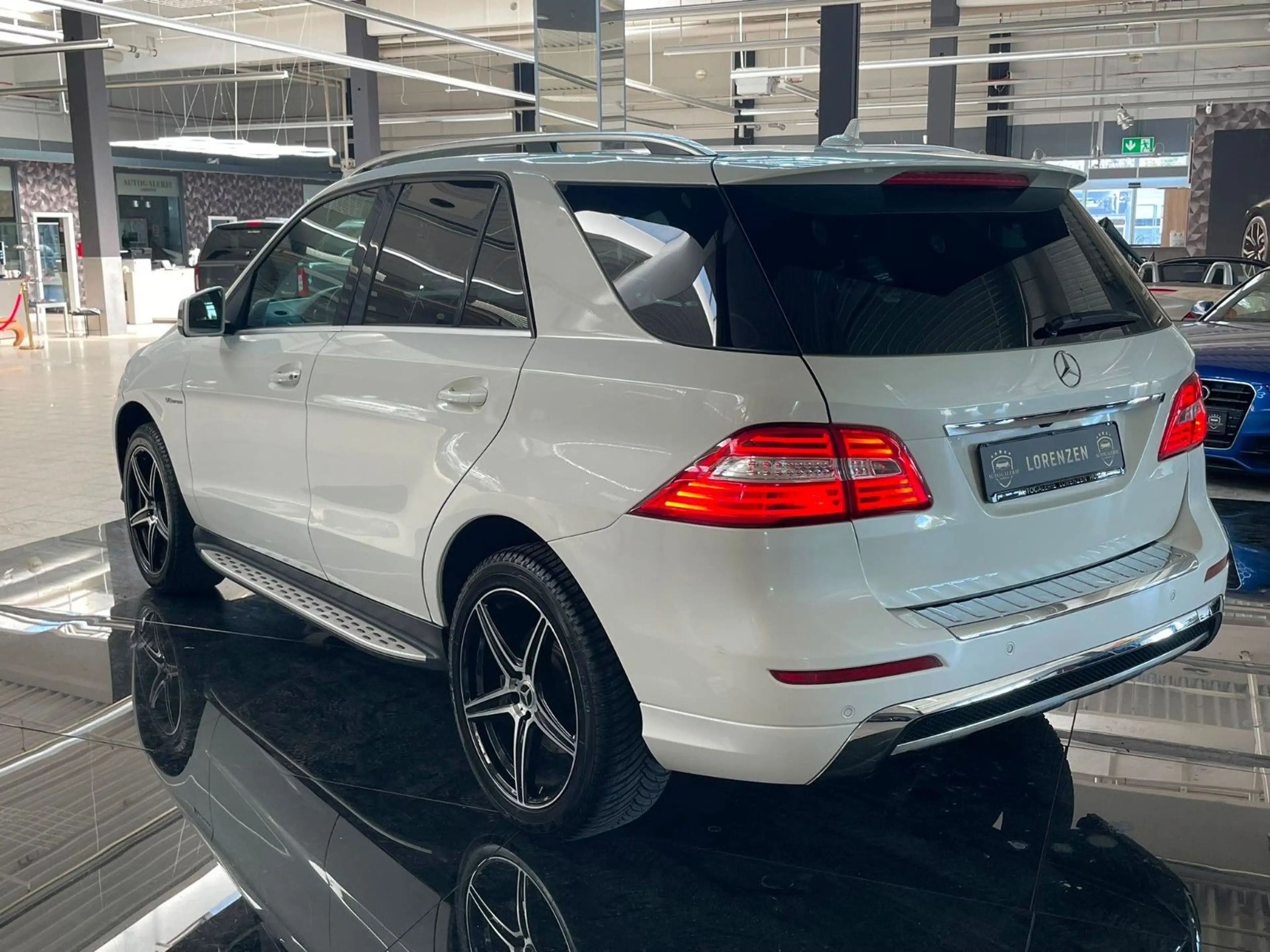 Mercedes-Benz ML 500 BlueEfficiency 4Matic V8 / AMG / Pano / — photo 8