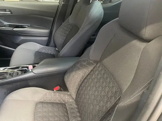 Toyota C-HR view 10