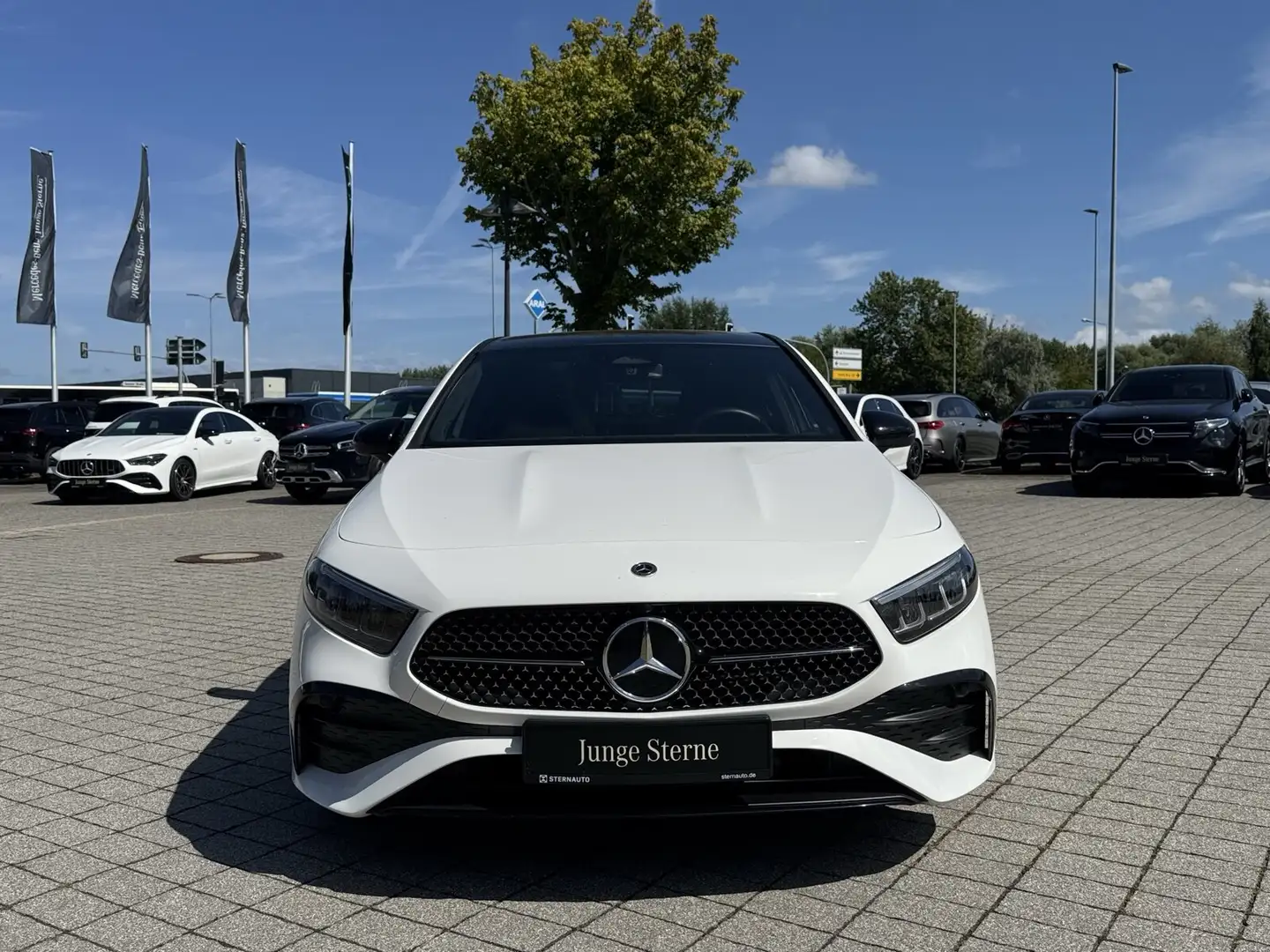 Mercedes-Benz A 200 A 200 AMG Line Navi Pano.-Dach Keyless-Go/Styling Weiß - 2