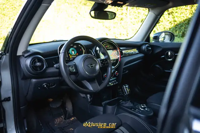 Mini Hatch view 12