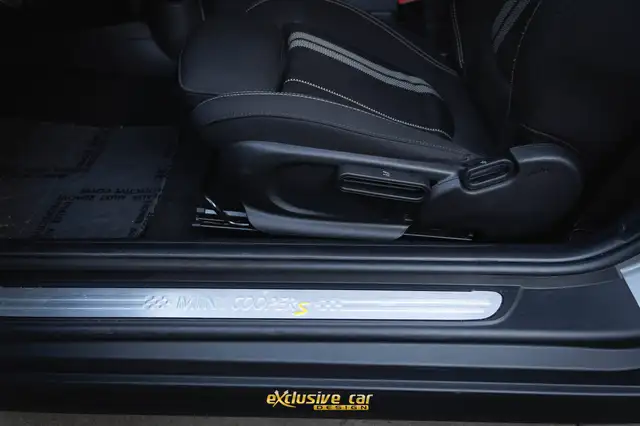 Mini Hatch view 13