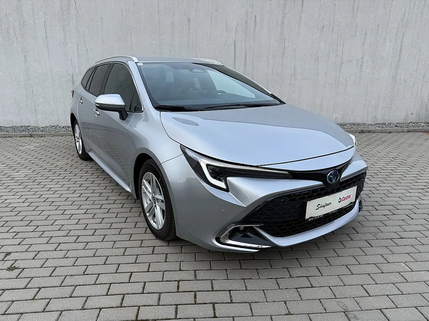 Toyota Corolla 1,8 Hybrid Touring Sports Active Drive Silber - 1