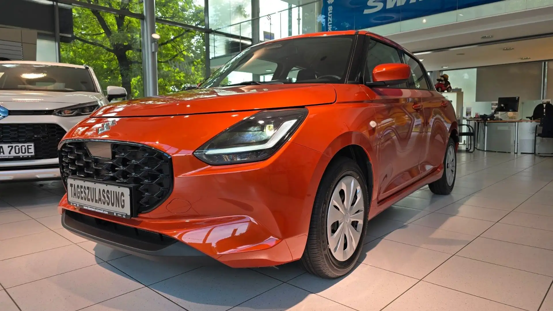 Suzuki Swift 1.2 Club Hybrid M/T 8-fach bereift+WKR Orange - 1