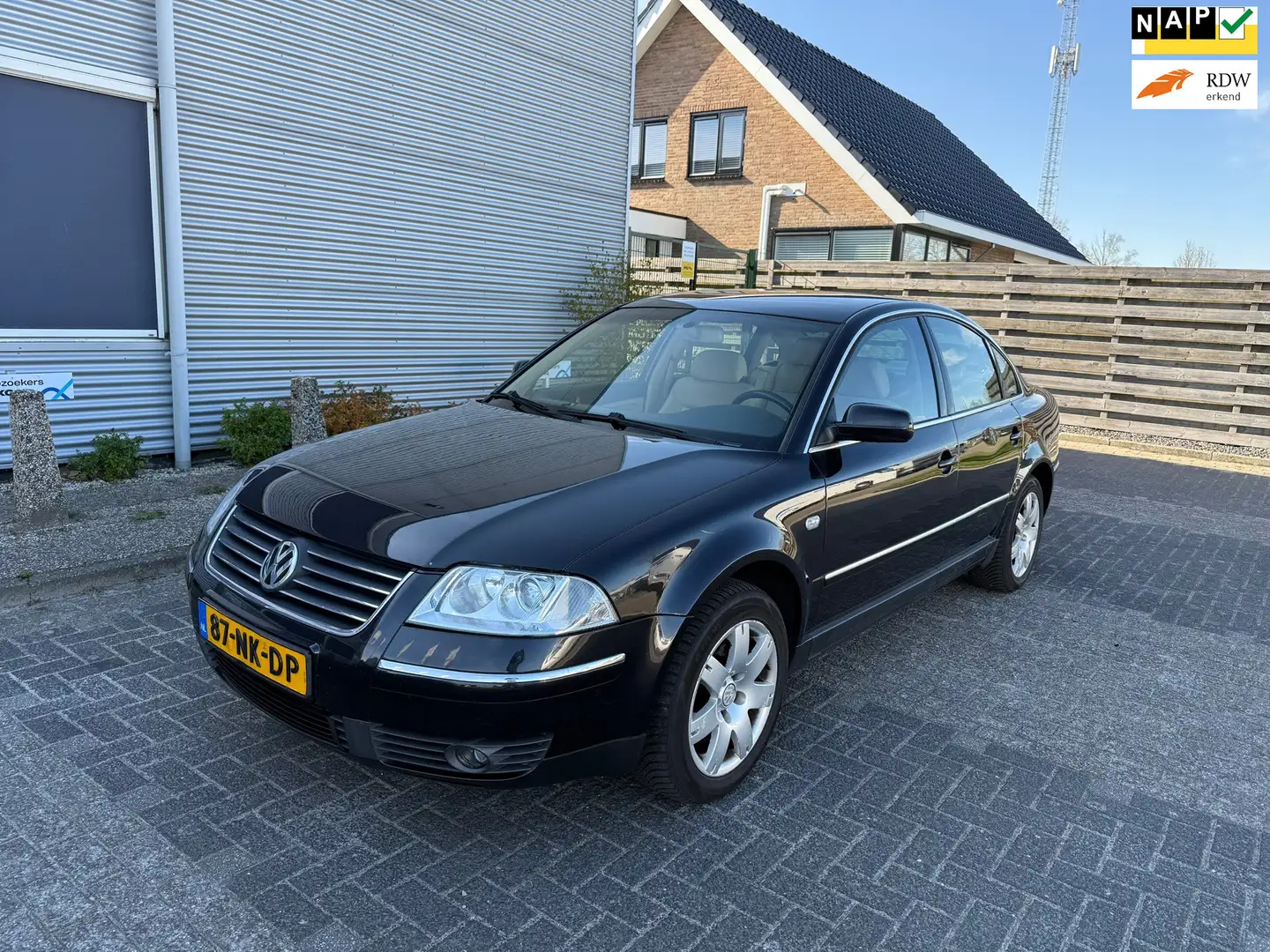 Volkswagen Passat 2.3 V5 Highline Automaat Nav.+ Clima Bj:2003 NAP! Nero - 1