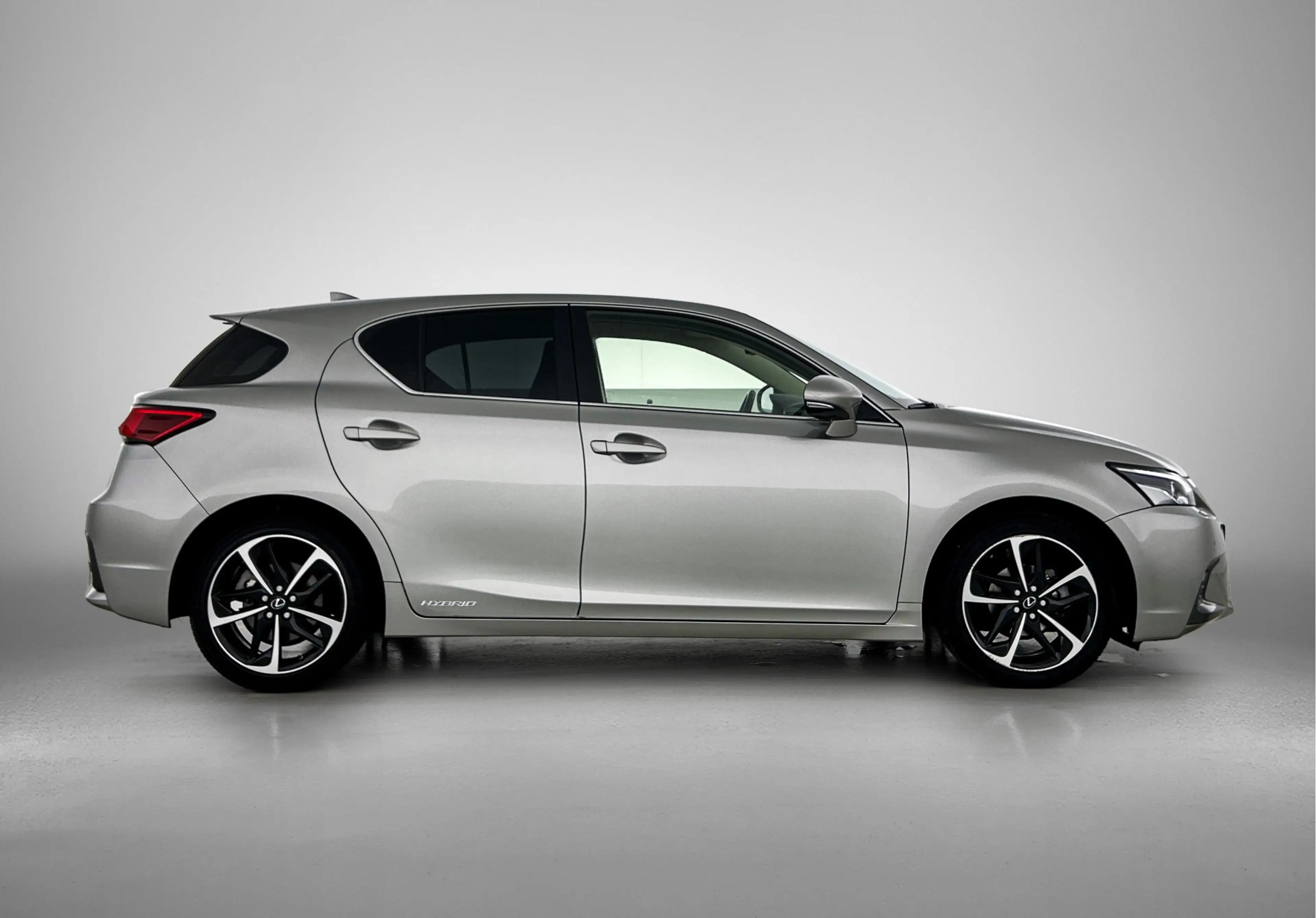 Lexus CT 200h Business Launch Edition | LED-koplampen | Parkeers — photo 11