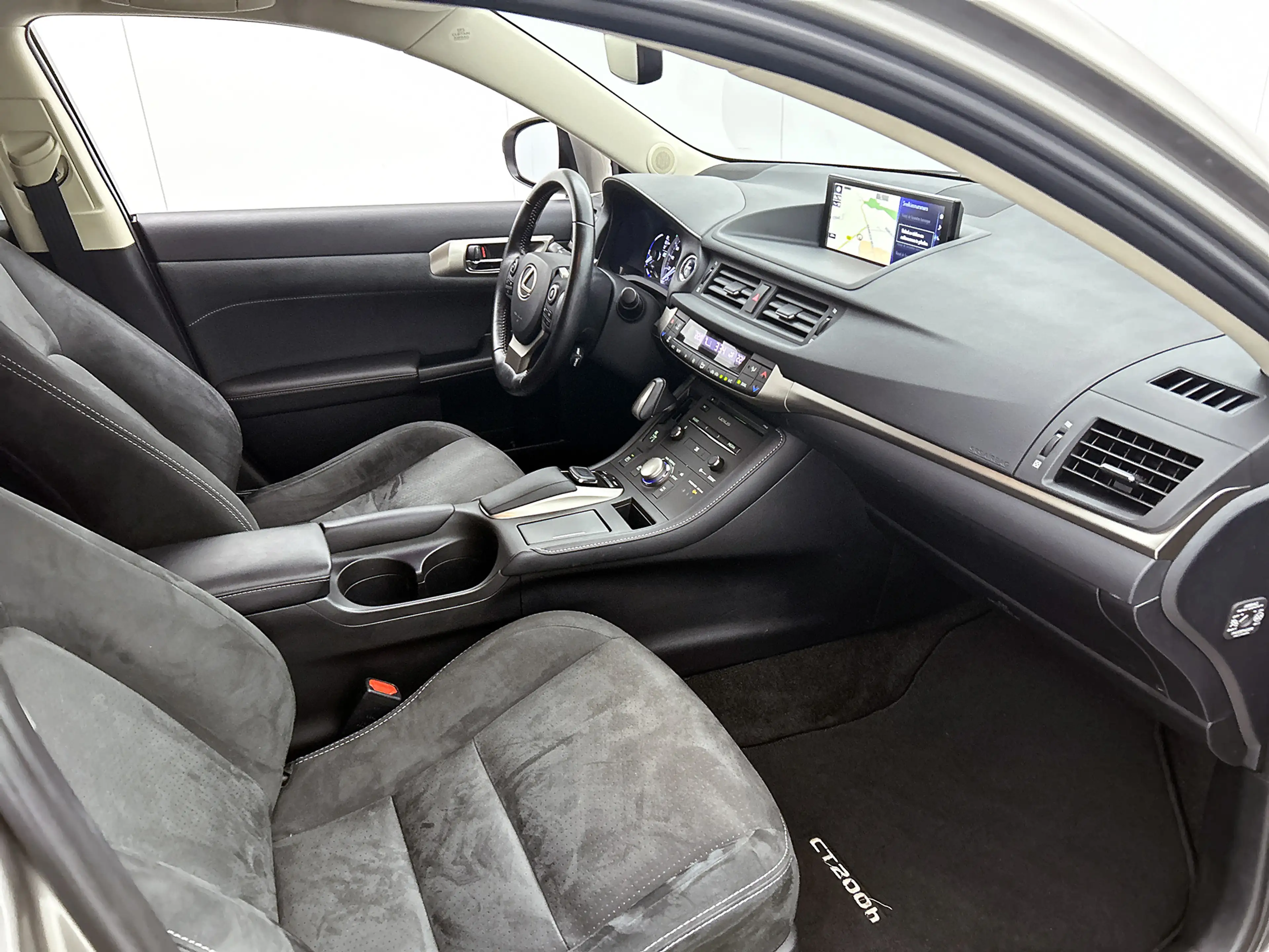 Lexus CT 200h Business Launch Edition | LED-koplampen | Parkeers — photo 6