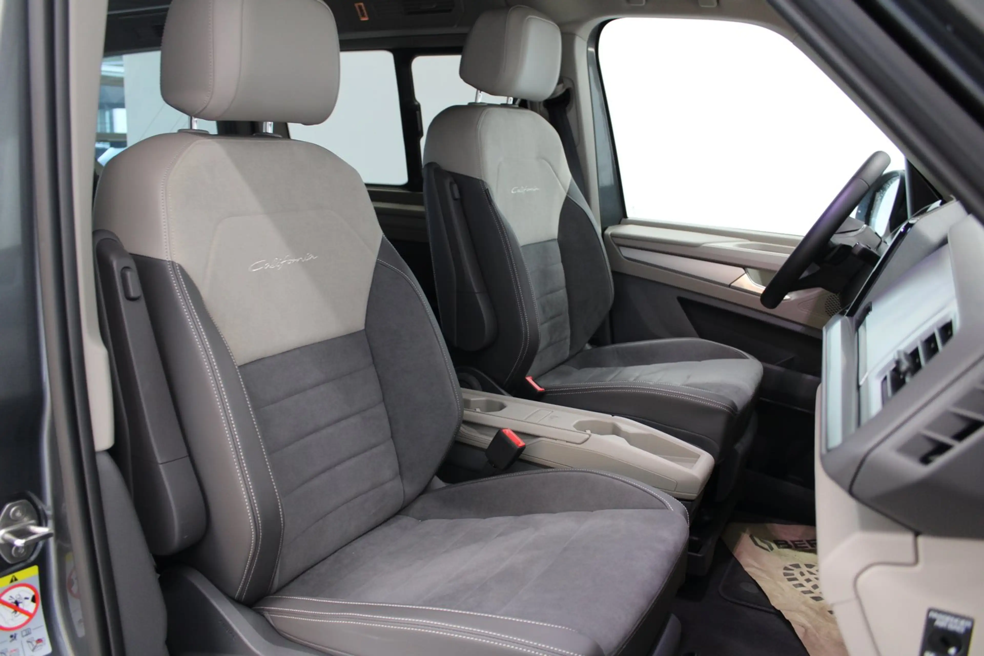 Volkswagen T7 California VW Multivan T7 California eHybrid 180 kW 4M — photo 9