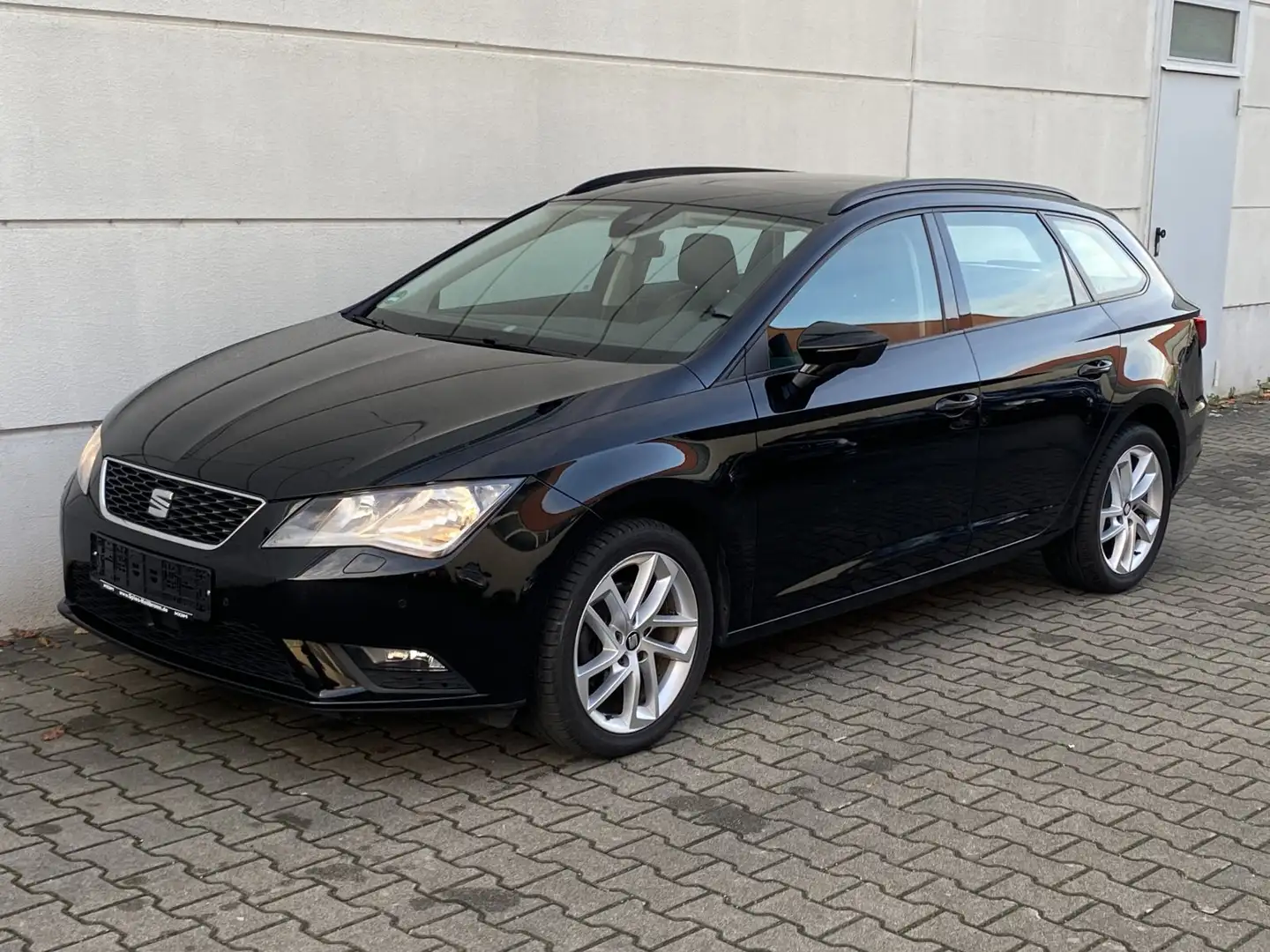 SEAT Leon ST 2.0 TDI DSG Style Nav Tmat Sound DAB Schwarz - 2