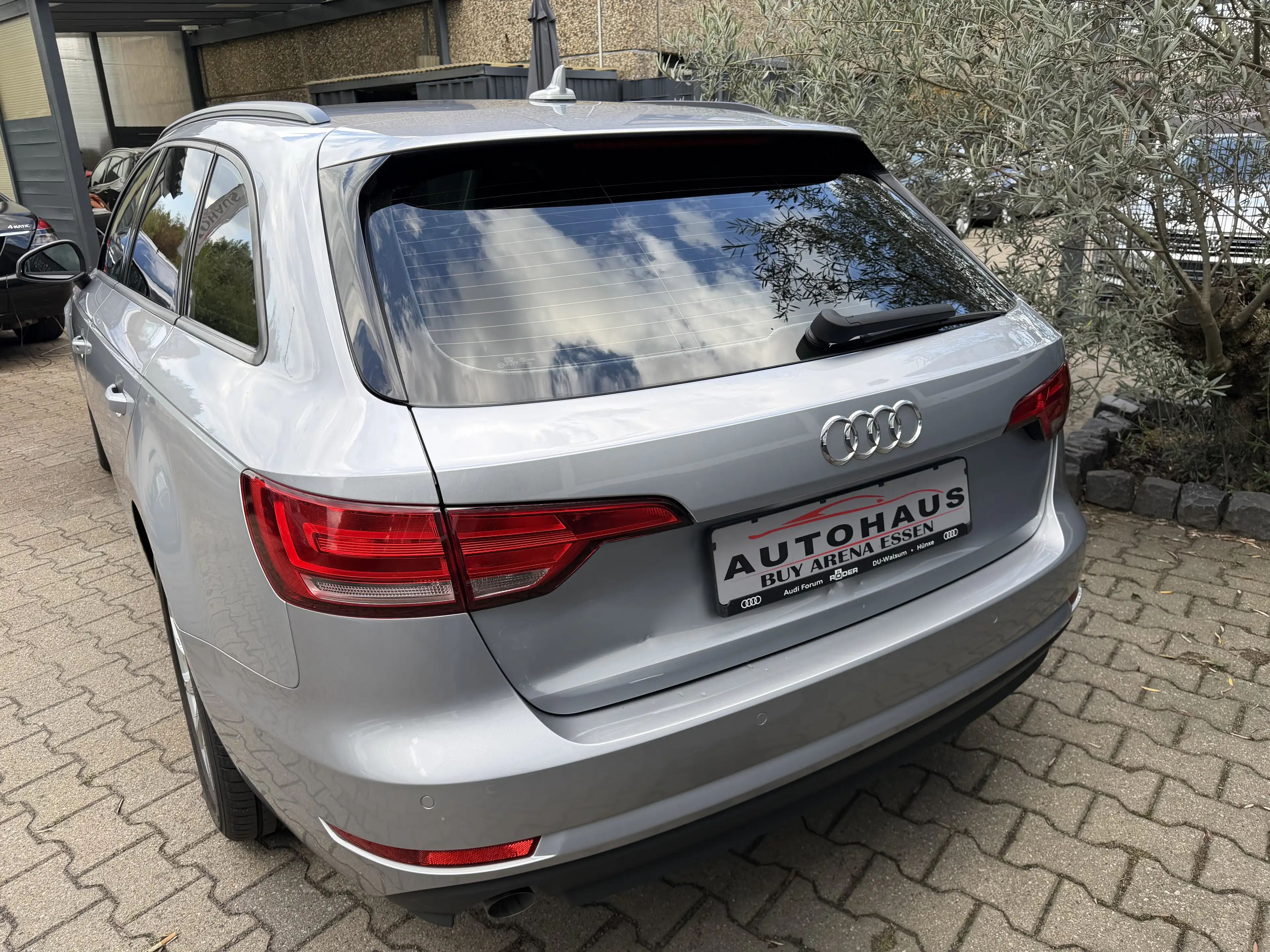 Audi A4 2.0 TDI Avant S-Tronic Xenon Navi Leder AHK Silber — photo 9