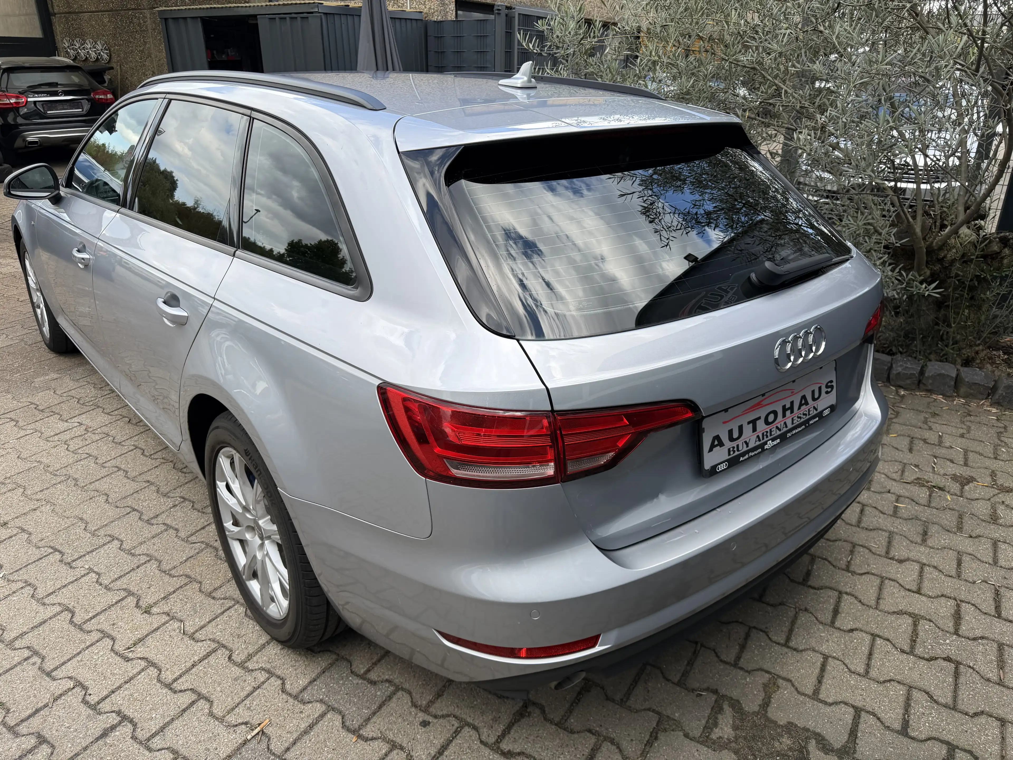 Audi A4 2.0 TDI Avant S-Tronic Xenon Navi Leder AHK Silber — photo 18