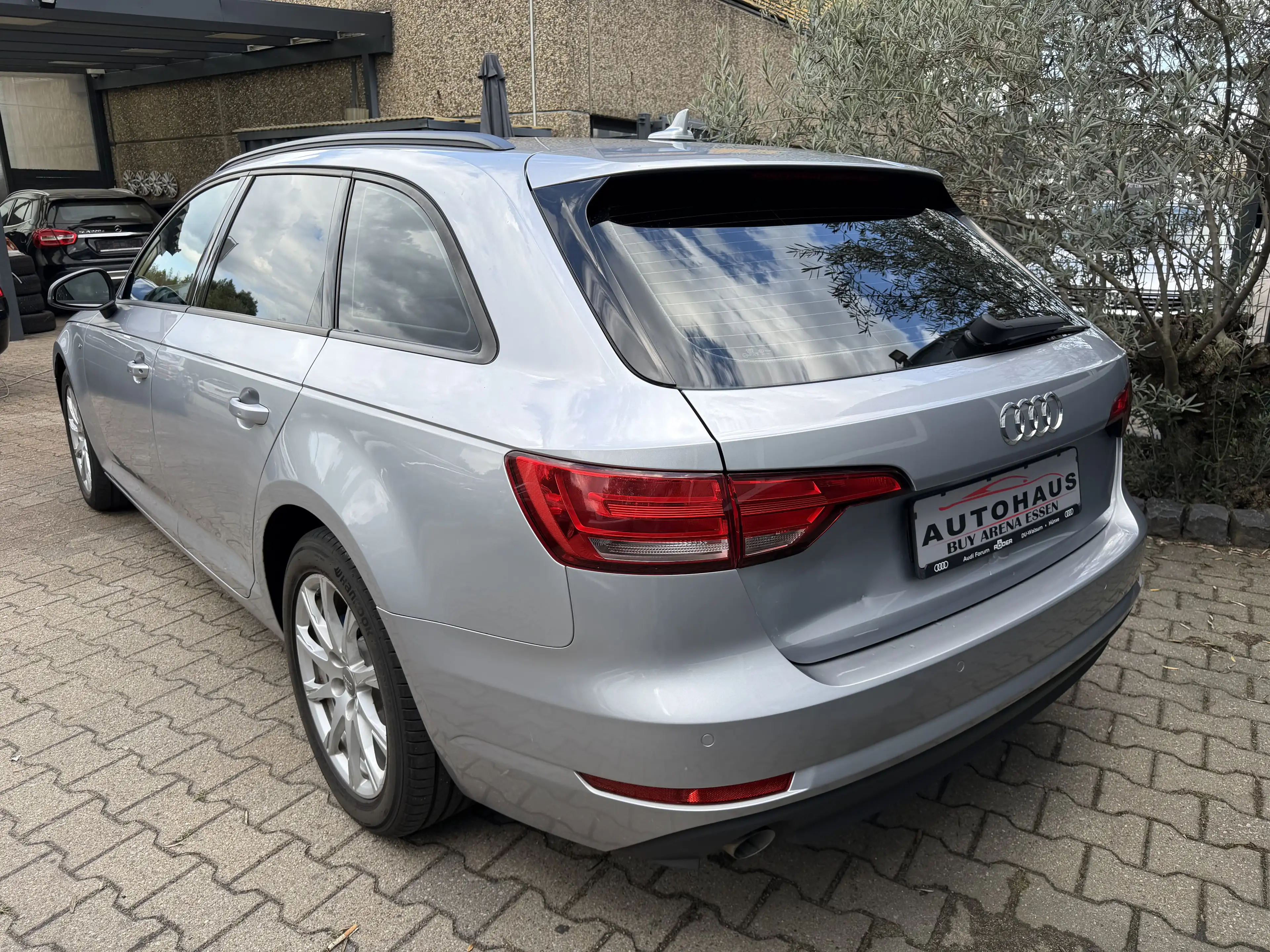 Audi A4 2.0 TDI Avant S-Tronic Xenon Navi Leder AHK Silber — photo 2