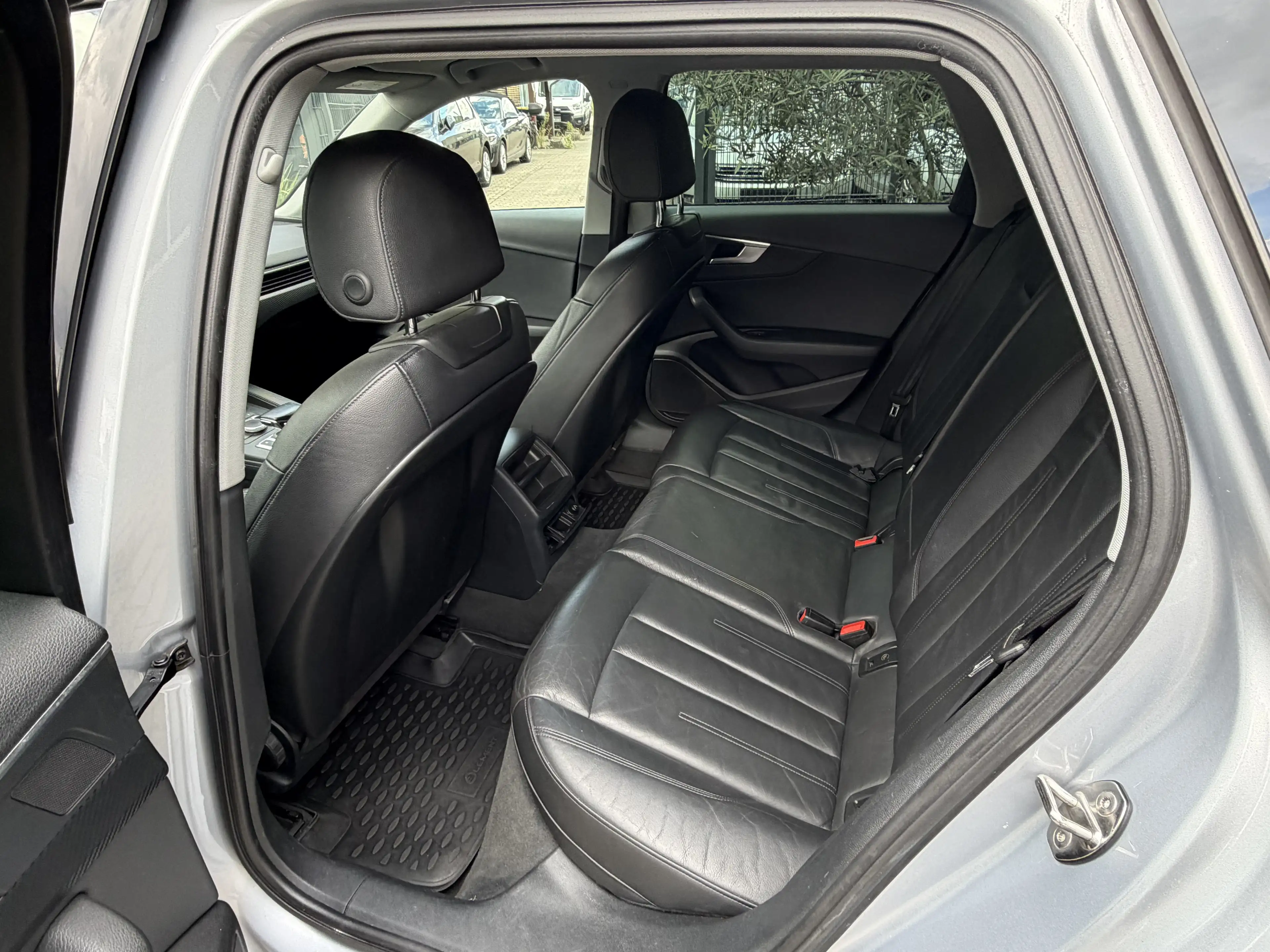 Audi A4 2.0 TDI Avant S-Tronic Xenon Navi Leder AHK Silber — photo 8