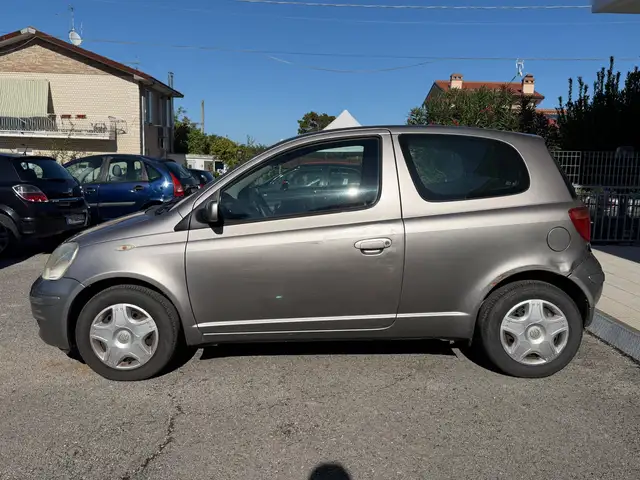 Toyota Yaris view 3