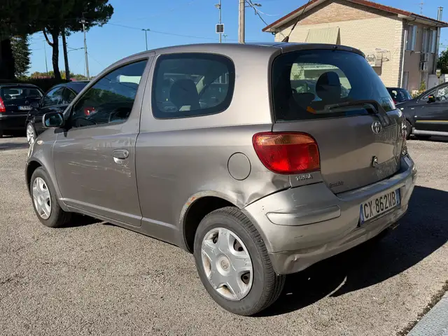 Toyota Yaris view 4