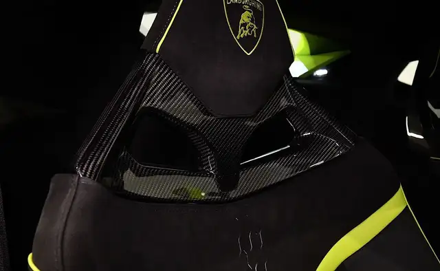 Lamborghini Tecnica view 9